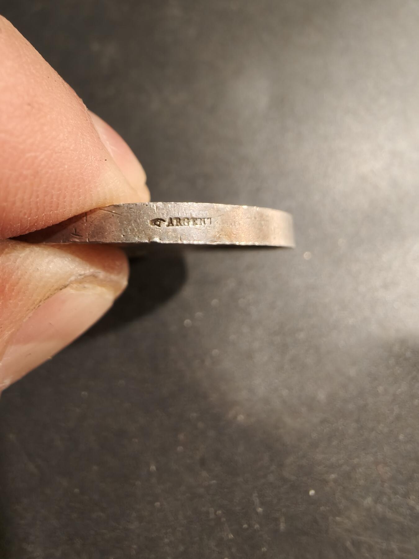 老王徽章第183期 法国拿破仑三世帝国历史工作与科学协会委员会大银章     950银手指标     直径34mm     重量20g