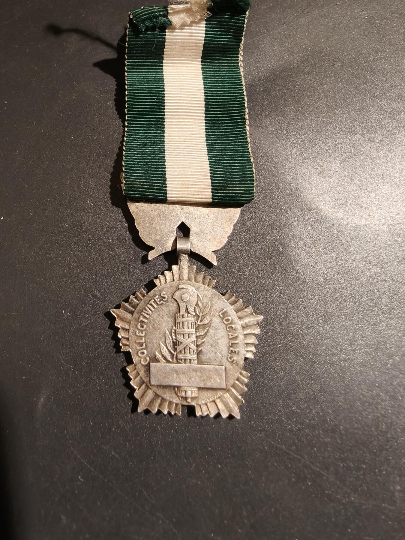 老王徽章第183期 法国银级地方嘉奖奖章    螃蟹银标     19.2g