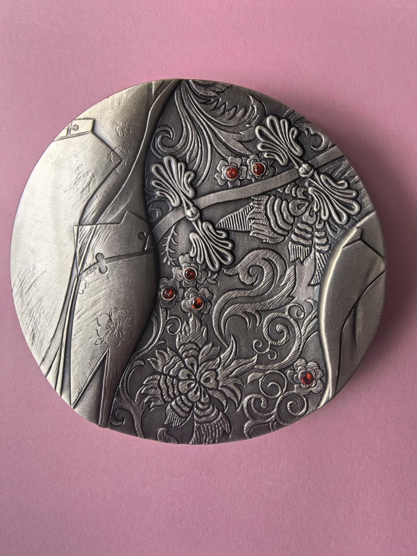 “旗袍”主题大银章（Ag999，491.94g，编号Y 011）