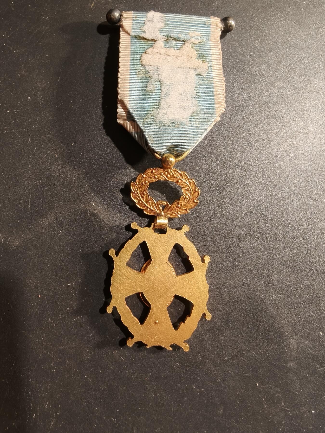 老王徽章第183期 法国军官级艺术、科学与文学协会勋章     原盒