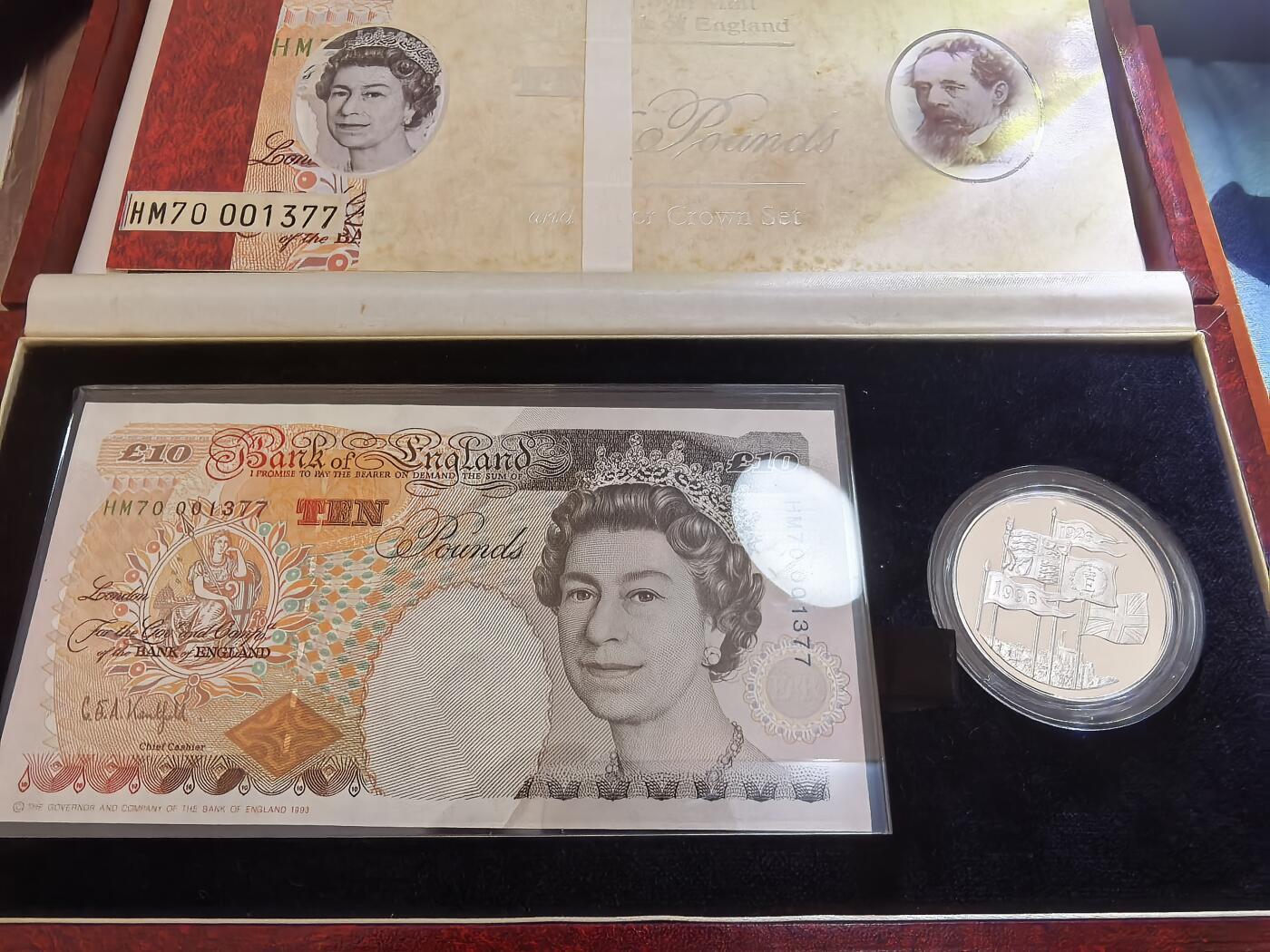 长老汇马年精选第五场拍卖 1996英国女王诞辰70周年10英镑纸币+5英镑精制银币套装，纸币编号是女王专用的HM=Her Majesty，小号，很多小号都是慈善晚会捐款用的，限量发行；银币28.28克925银（1）