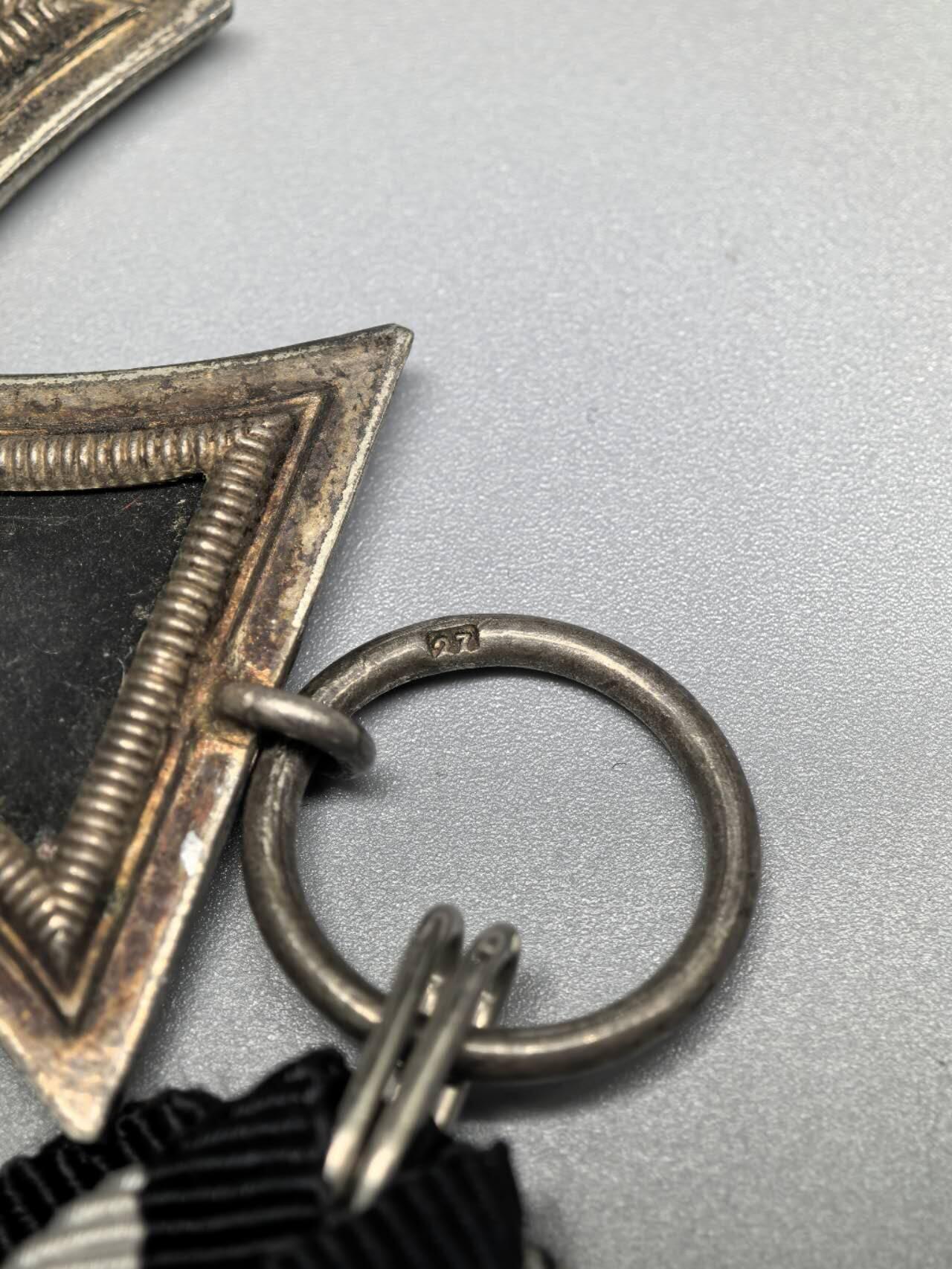 小驴勋章奖章收藏2月22日周日晚六点拍卖（珍爱和平，收藏战争，铭记历史，勿忘国耻，忠党爱国。有偿代拍，送拍规则在简介最后，参拍须阅读规则后再参拍，关系到运费包装发货时效真假辨别等关键信息，拍卖时不再发原图，看大图店主微信码在拍卖店铺介绍里） 得三EKII，环打27厂标，铁质核心黑漆，后配绶带