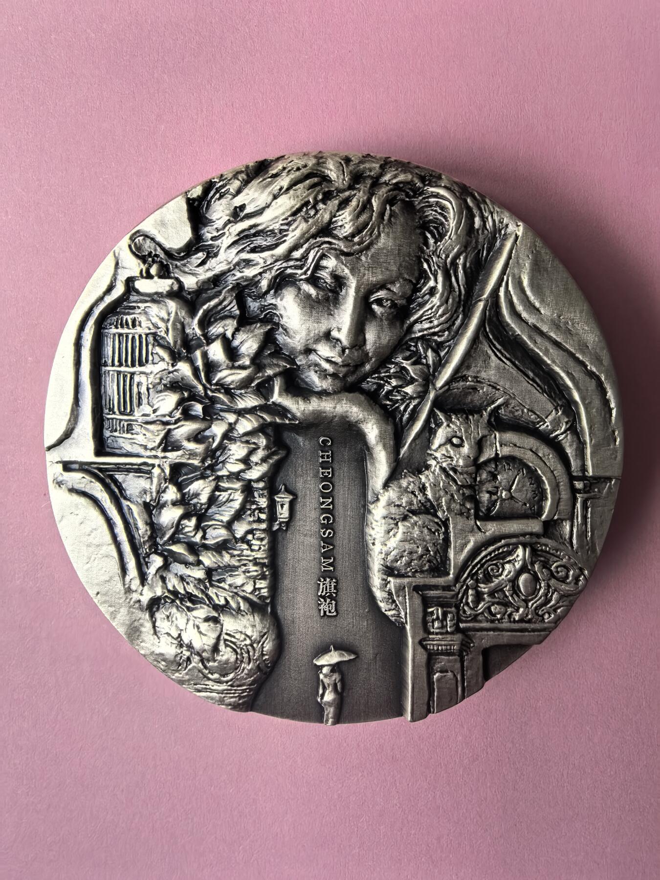 “旗袍”主题大银章（Ag999，491.94g，编号Y 011）