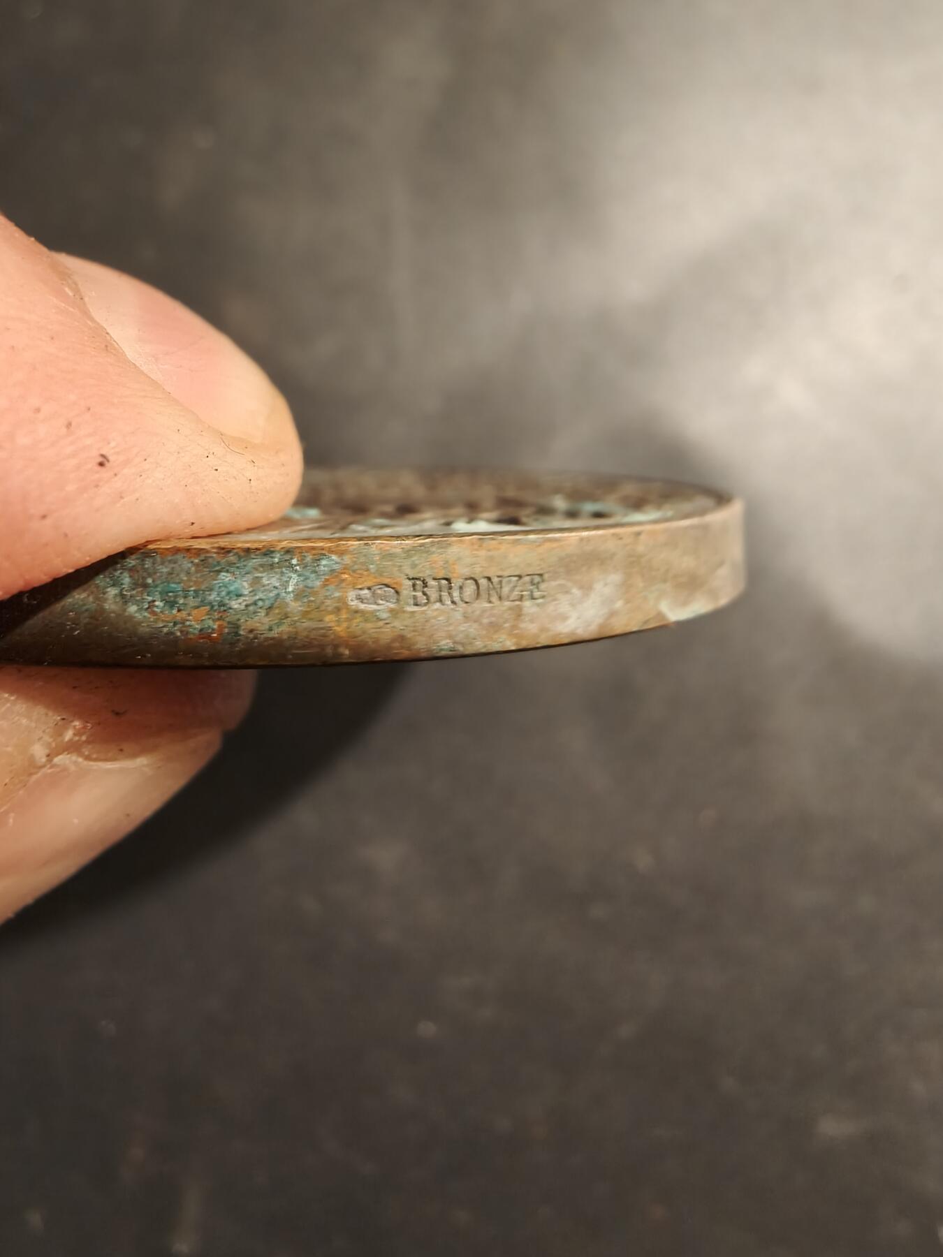 老王徽章第183期 法国1901年《小日报》“智力竞赛与问题大奖赛”大铜章      原盒     直径58mm    重量95.9g