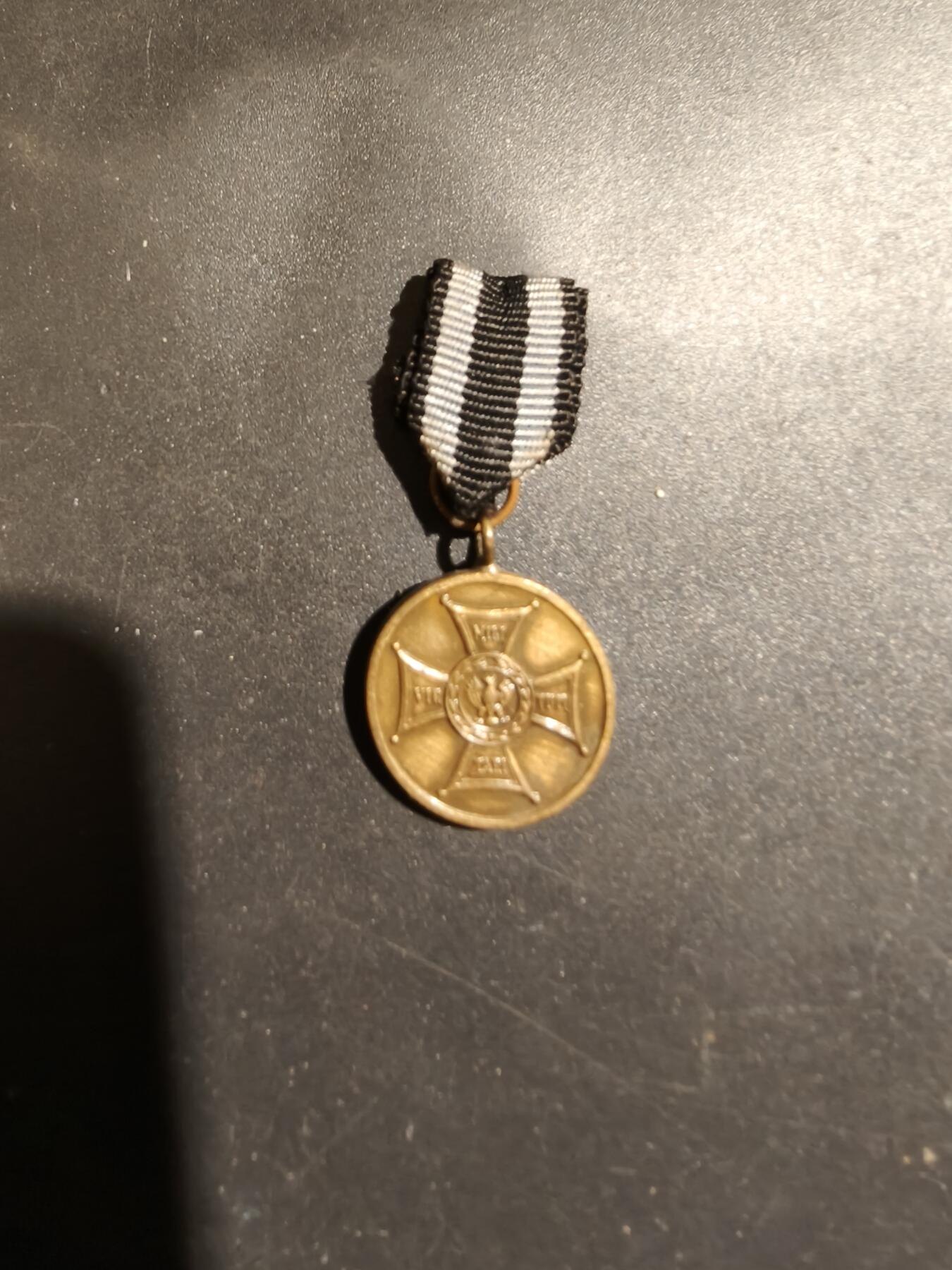 老王徽章第183期 波兰人共铜级战地英勇奖章迷你章