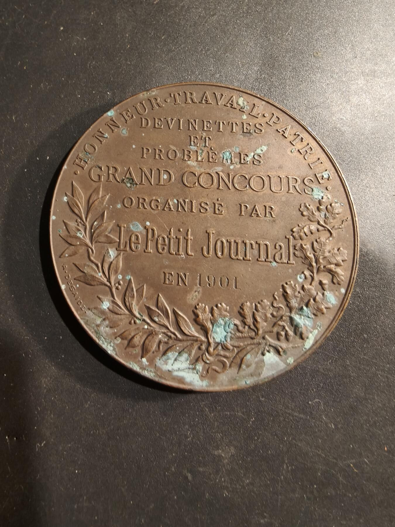 老王徽章第183期 法国1901年《小日报》“智力竞赛与问题大奖赛”大铜章      原盒     直径58mm    重量95.9g