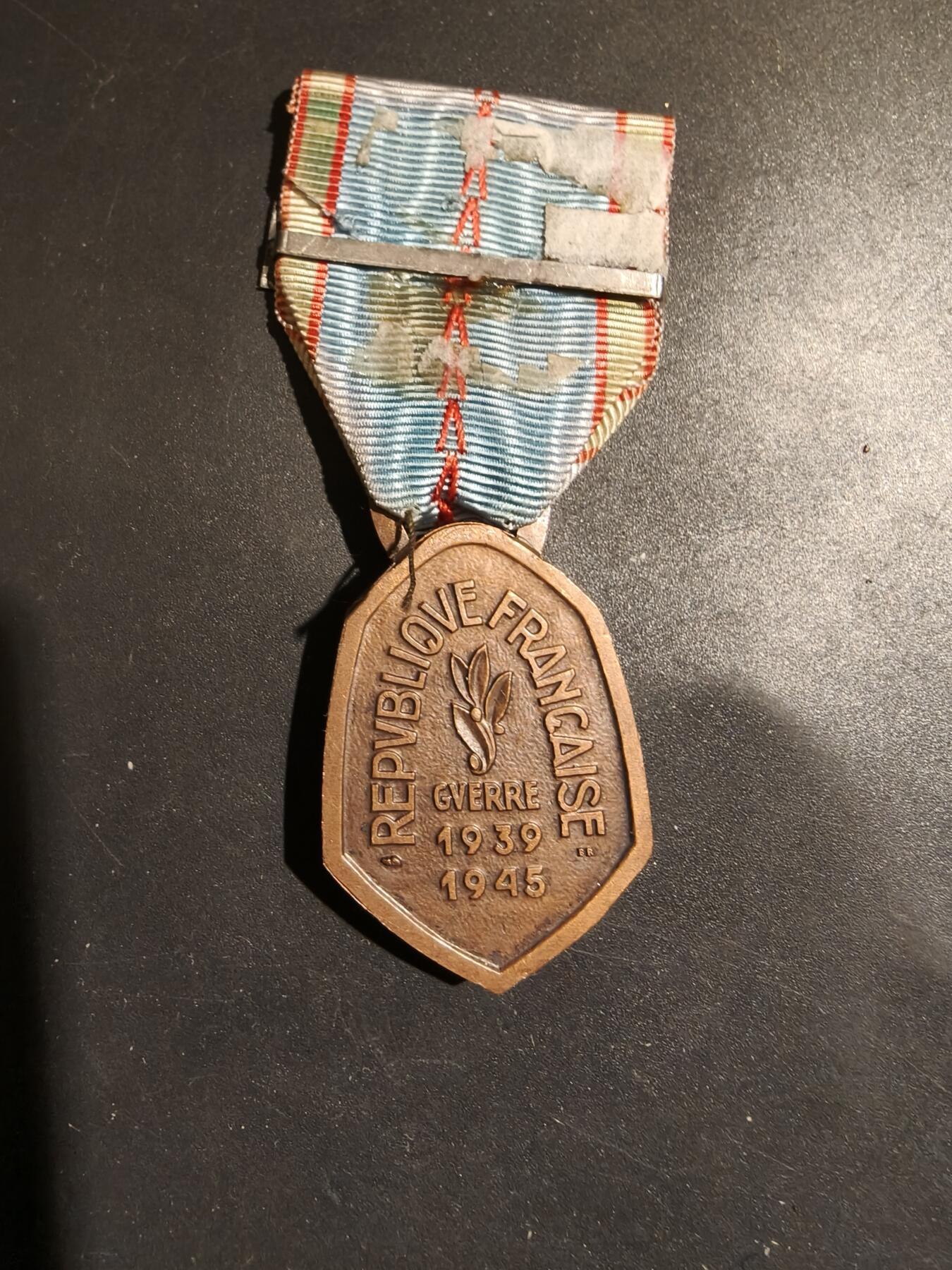 老王徽章第183期 法国二战纪念章    解放勋条