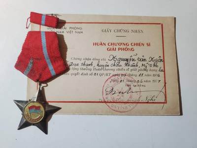 韵星假日军品类拍卖第42期 -- Rimey Holidays Militaria Auction 42 - 越南南方（越共）共和国三级解放战士勋章带证 早期白铜版本 越战战时