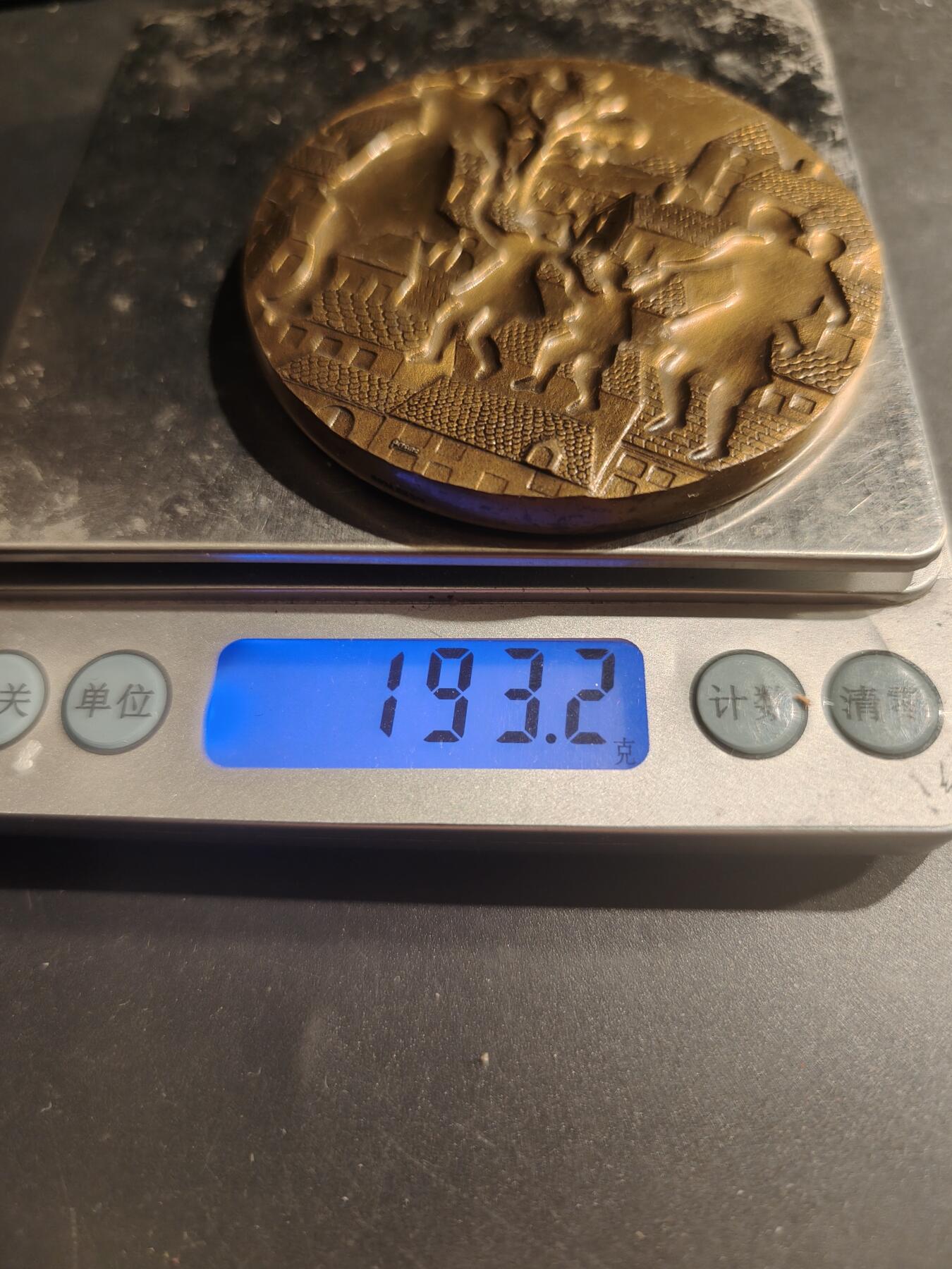 老王徽章第183期 法国SOS儿童村40周年大铜章     直径66mm    重量193.2g