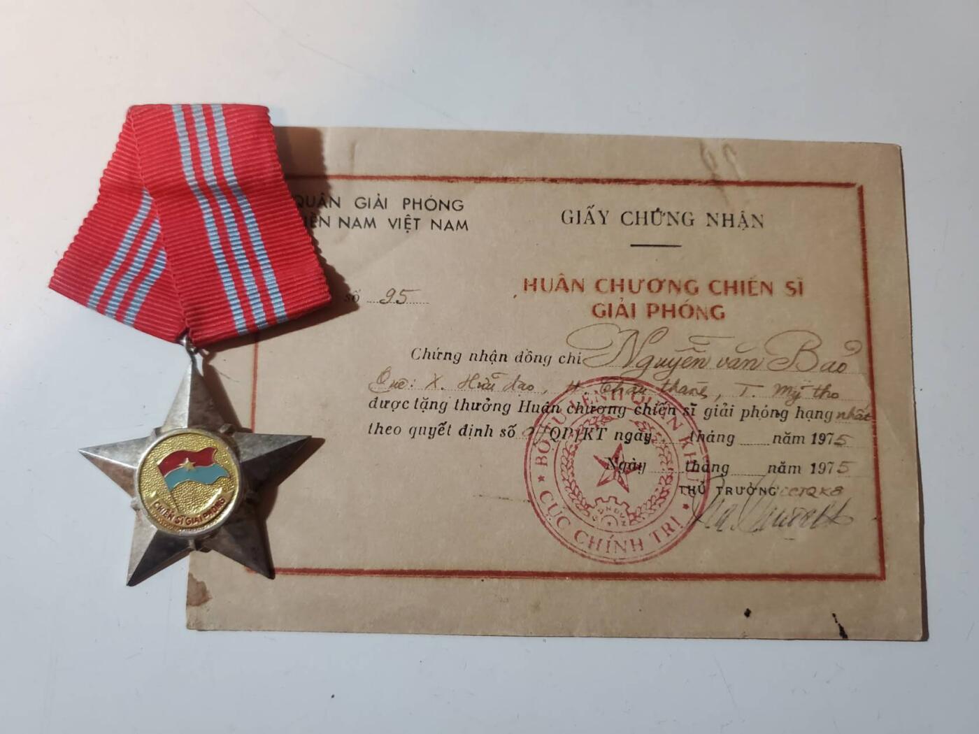 韵星假日军品类拍卖第42期 -- Rimey Holidays Militaria Auction 42 越南南方（越共）共和国一级解放战士勋章带证 早期白铜版本 越战战时