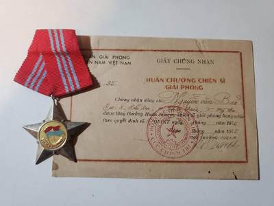 韵星假日军品类拍卖第42期 -- Rimey Holidays Militaria Auction 42 - 越南南方（越共）共和国一级解放战士勋章带证 早期白铜版本 越战战时