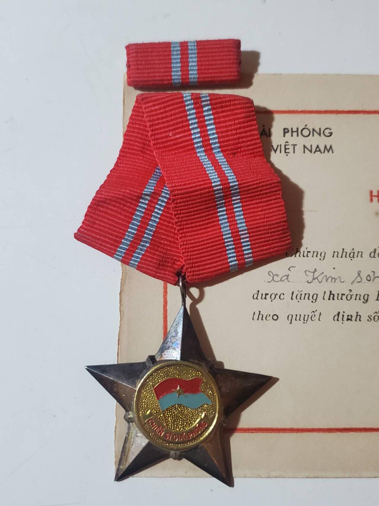 韵星假日军品类拍卖第42期 -- Rimey Holidays Militaria Auction 42 越南南方（越共）共和国二级解放战士勋章带证 带一二三级证 早期白铜版本 越战战时