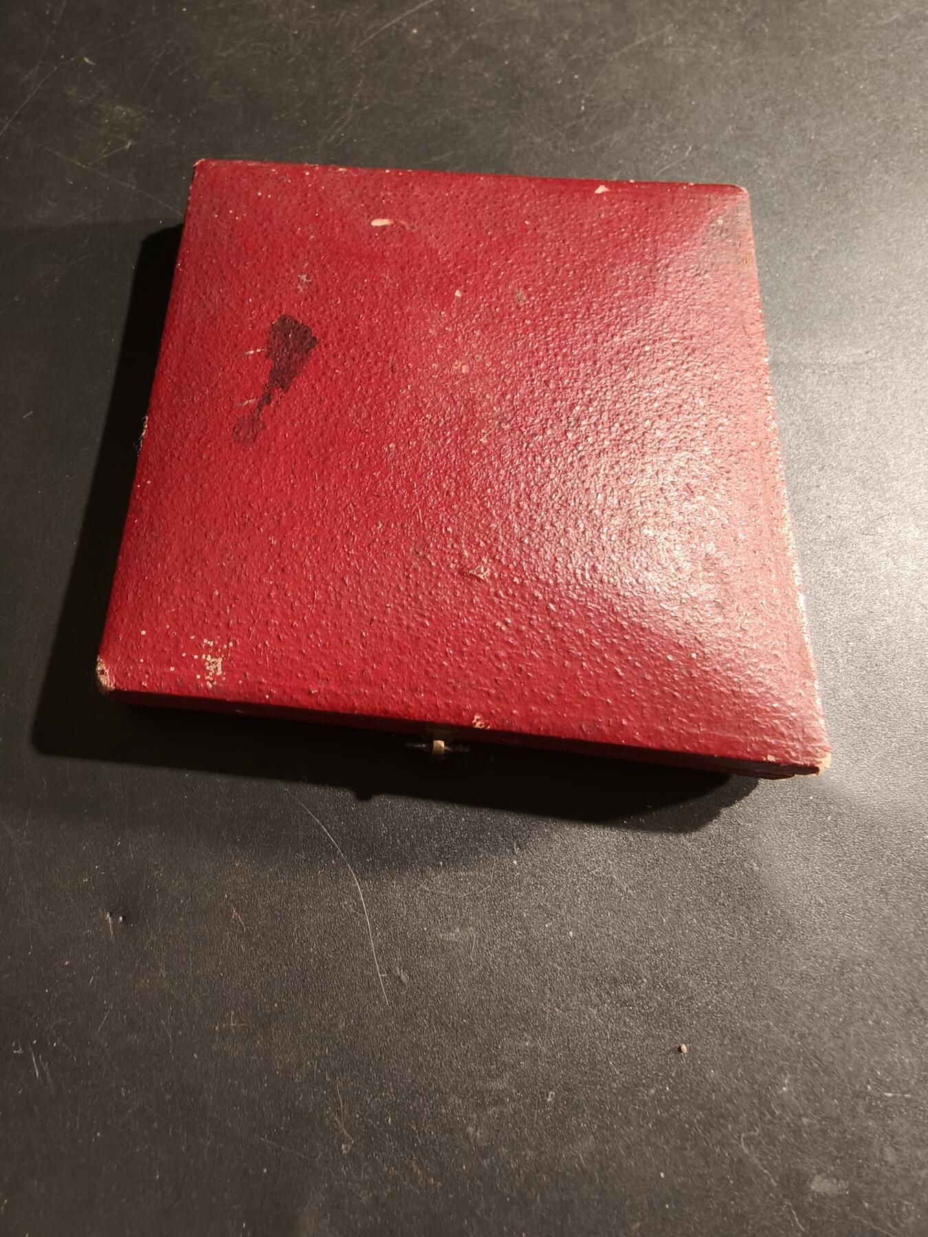 老王徽章第183期 法国1905年《小日报》“谜语大奖赛”大铜章      原盒     直径58mm    重量76.9g