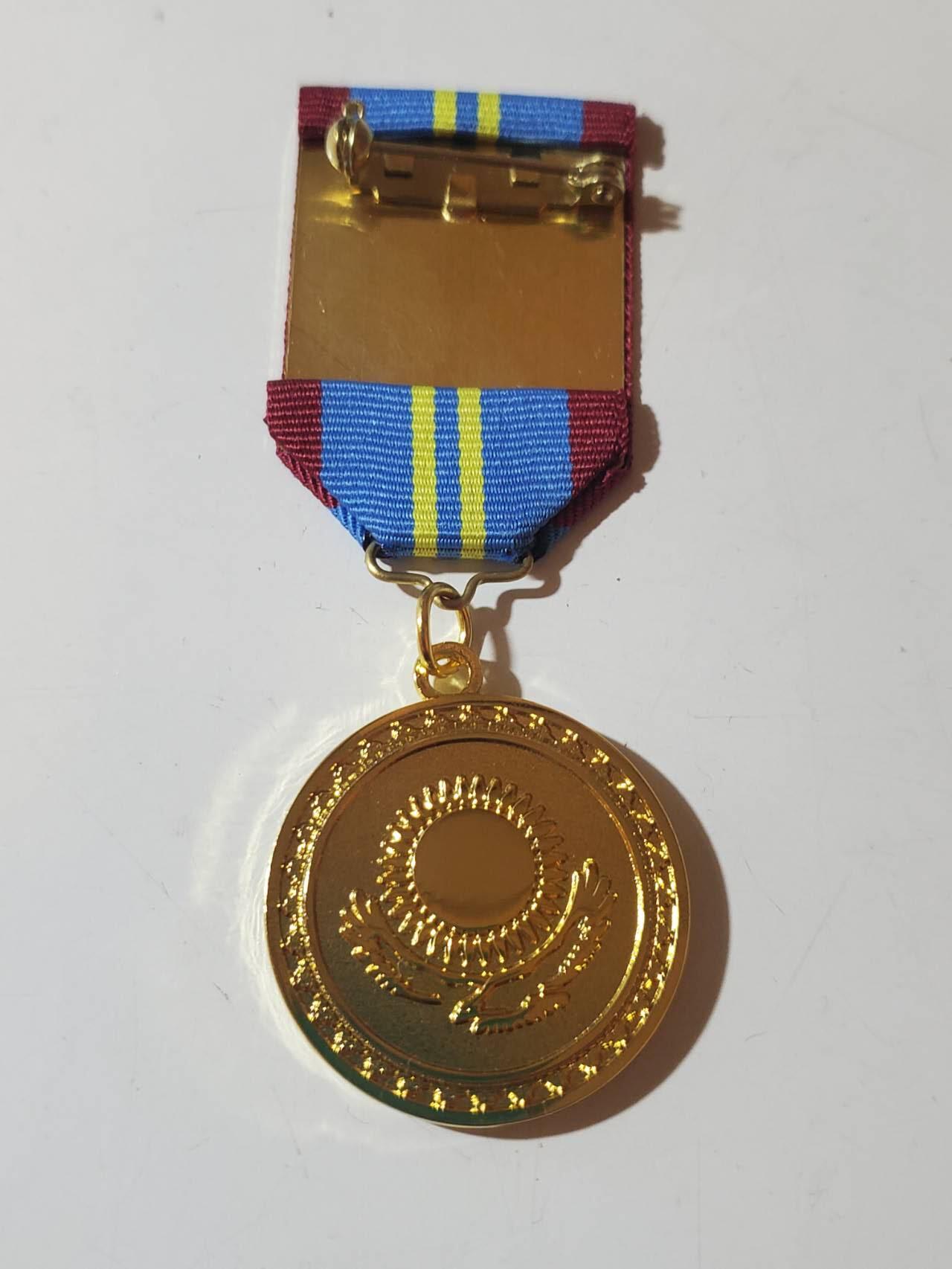 韵星假日军品类拍卖第42期 -- Rimey Holidays Militaria Auction 42 哈萨克斯坦共和国议会服务三十年奖章 铜镀金 极品品相 非常少见的奖章和国家 非常厚重制作精良