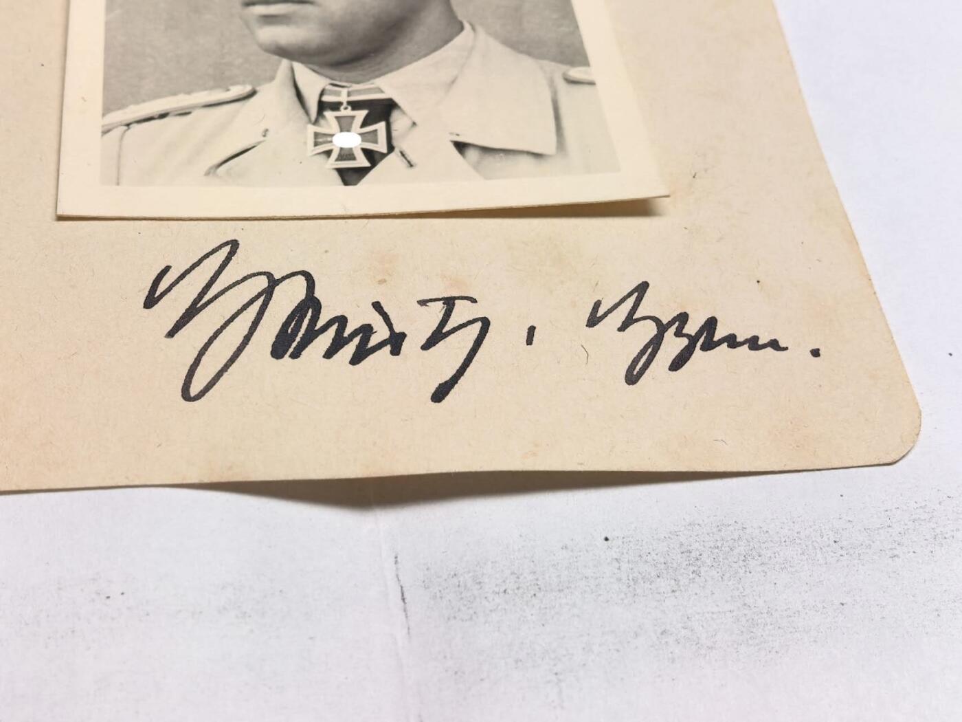 小驴勋章奖章收藏2月22日周日晚六点拍卖（珍爱和平，收藏战争，铭记历史，勿忘国耻，忠党爱国。有偿代拍，送拍规则在简介最后，参拍须阅读规则后再参拍，关系到运费包装发货时效真假辨别等关键信息，拍卖时不再发原图，看大图店主微信码在拍卖店铺介绍里） 德国WWII空军轰炸机王牌、骑士铁十字勋章获得者库尔特．海因茨上尉战时亲签照片1张及战地会议照片2张，复印信件内容为佐证照片是由上尉后人处购得，上尉照片此次第一次在市面上出现（包括战争遗迹网站上也没有上尉的配图）