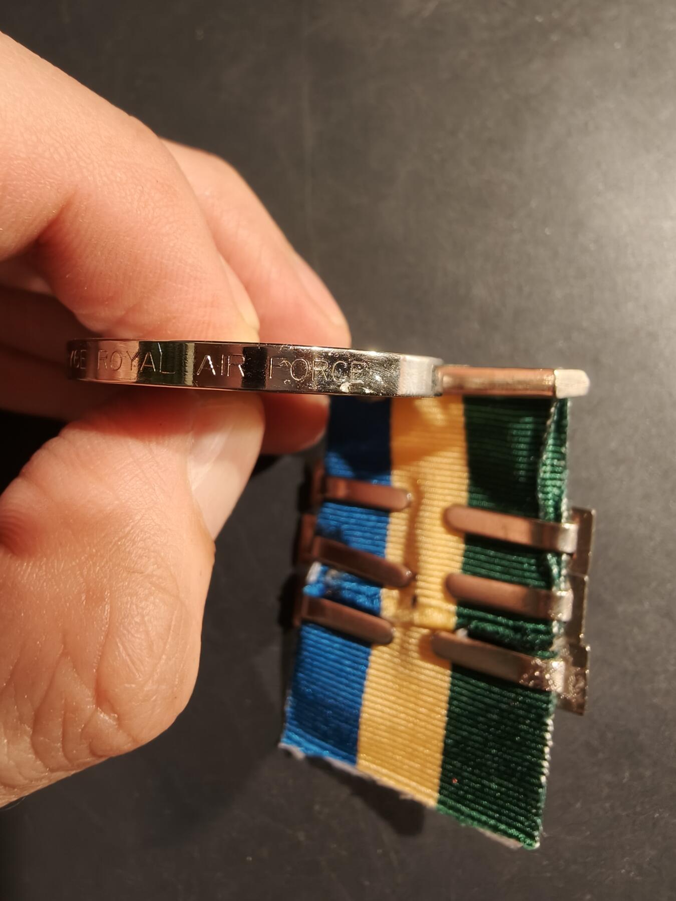 老王徽章第183期 英国阿拉伯服役奖章     皇家空军沙漠救援、亚丁·拉德凡·米西拉、哈德拉毛·希巴姆3勋条，带边铭    皇家空军同一人获得     该官兵曾于60年代在也门地区参加镇压也门反英独立运动