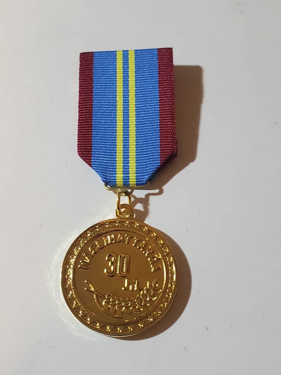 韵星假日军品类拍卖第42期 -- Rimey Holidays Militaria Auction 42 哈萨克斯坦共和国议会服务三十年奖章 铜镀金 极品品相 非常少见的奖章和国家 非常厚重制作精良