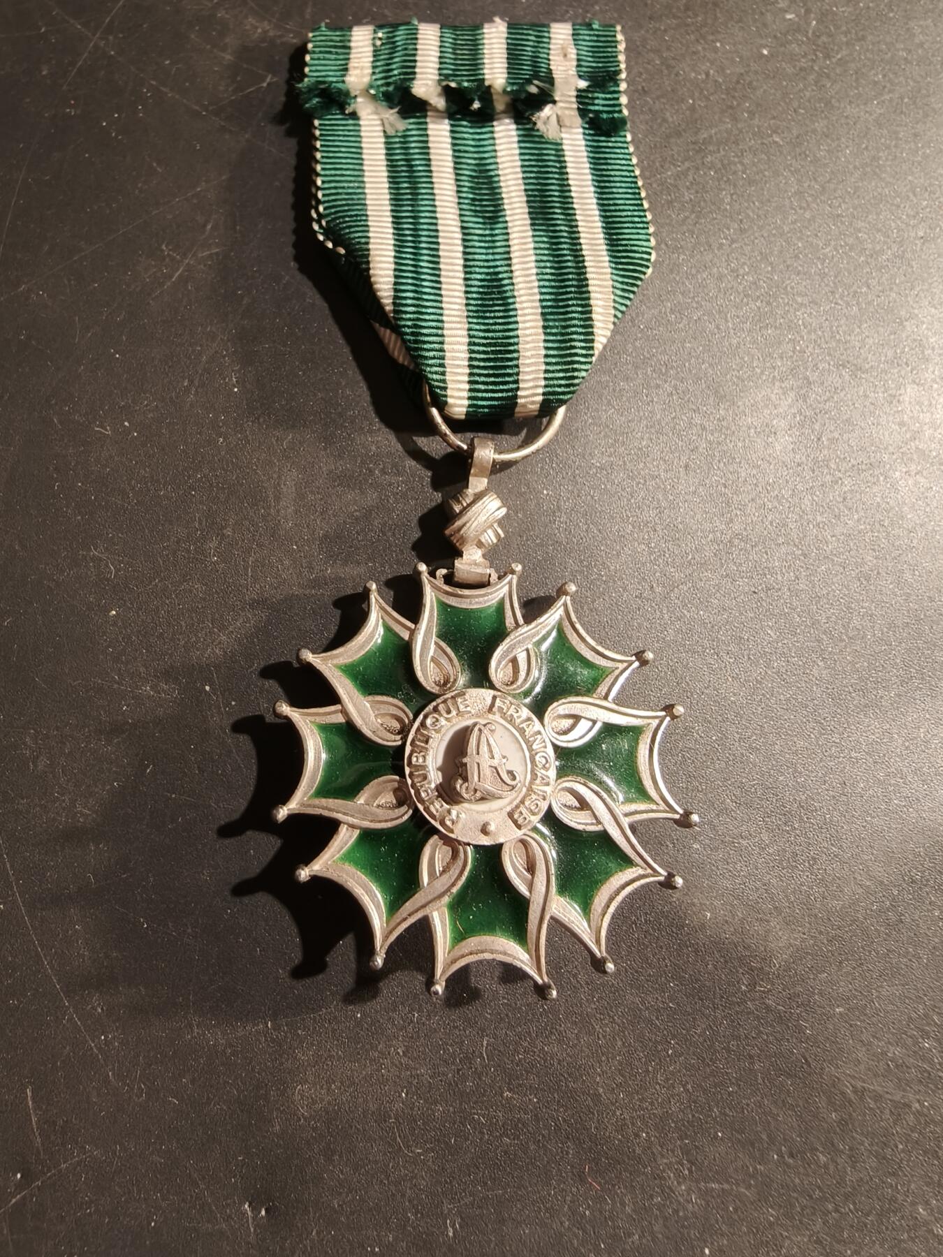 老王徽章第183期 法国骑士级文学艺术勋章    第一版950银质珐琅     原盒