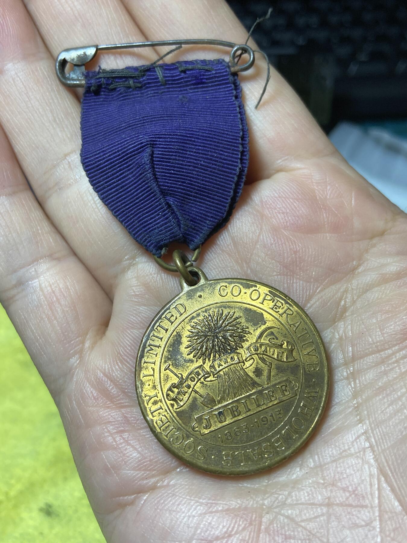 2026年第二十九场(总第一百九十八场）英国一线回流散币新年初九特拍场第一场(免佣金) 铜镀金材质–英国🇬🇧合作批发协会1913年成立50周年金禧纪念章