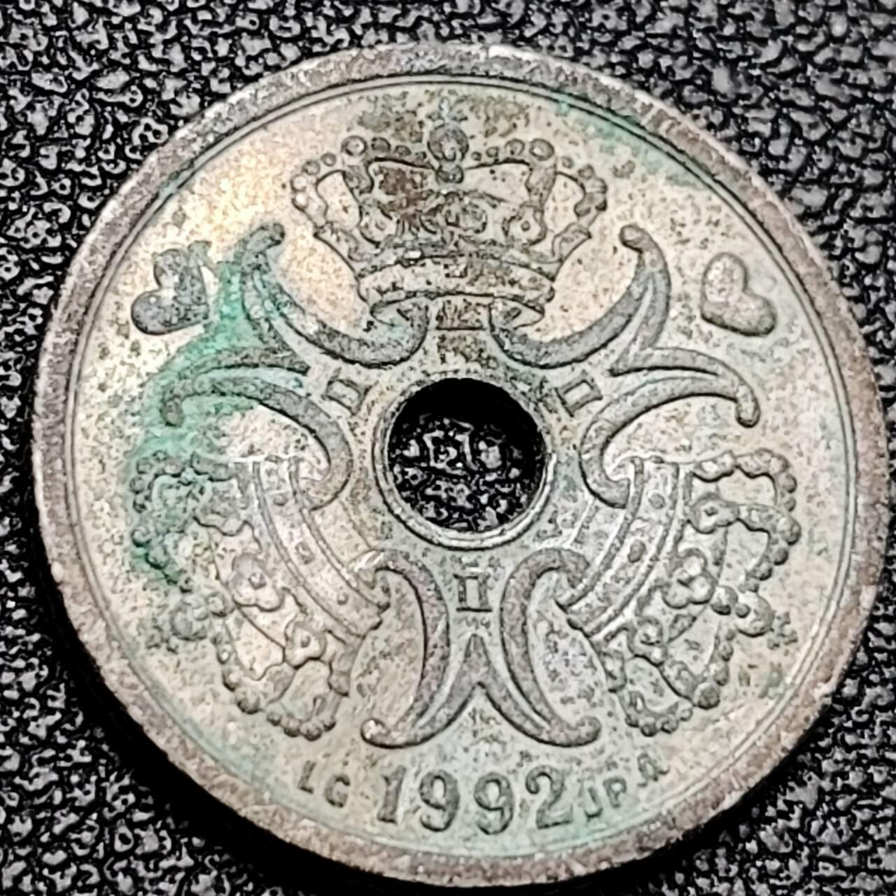 泉币菌-第193场- 新年第一场 新年快乐 本场拍品多 请提前出价 爱心币 1992 丹麦 1克朗中圆孔白铜硬币 20mm  皇冠