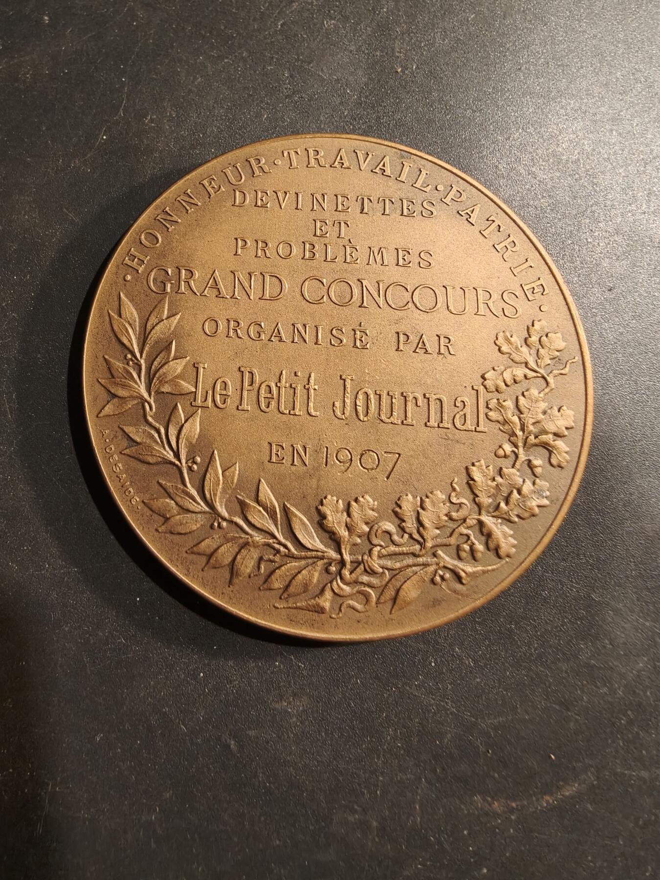 老王徽章第183期 法国1907年《小日报》“智力竞赛与问题大奖赛”大铜章      原盒，盒子卡扣不严     直径58mm    重量85.6g 