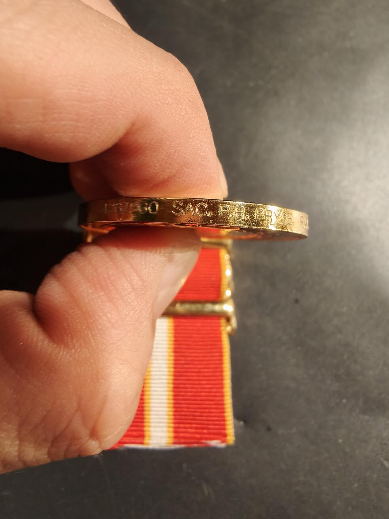 老王徽章第183期 英国皇家空军现役服役奖章     英国皇家空军、亚丁、拉德凡三勋条     带边铭    同一人获得     该皇家空军人员冷战时期参加过镇压也门独立的军事行动运动      1963年10月南也门民族阵线在拉德凡山区发动反对英国殖民者的武装斗争 