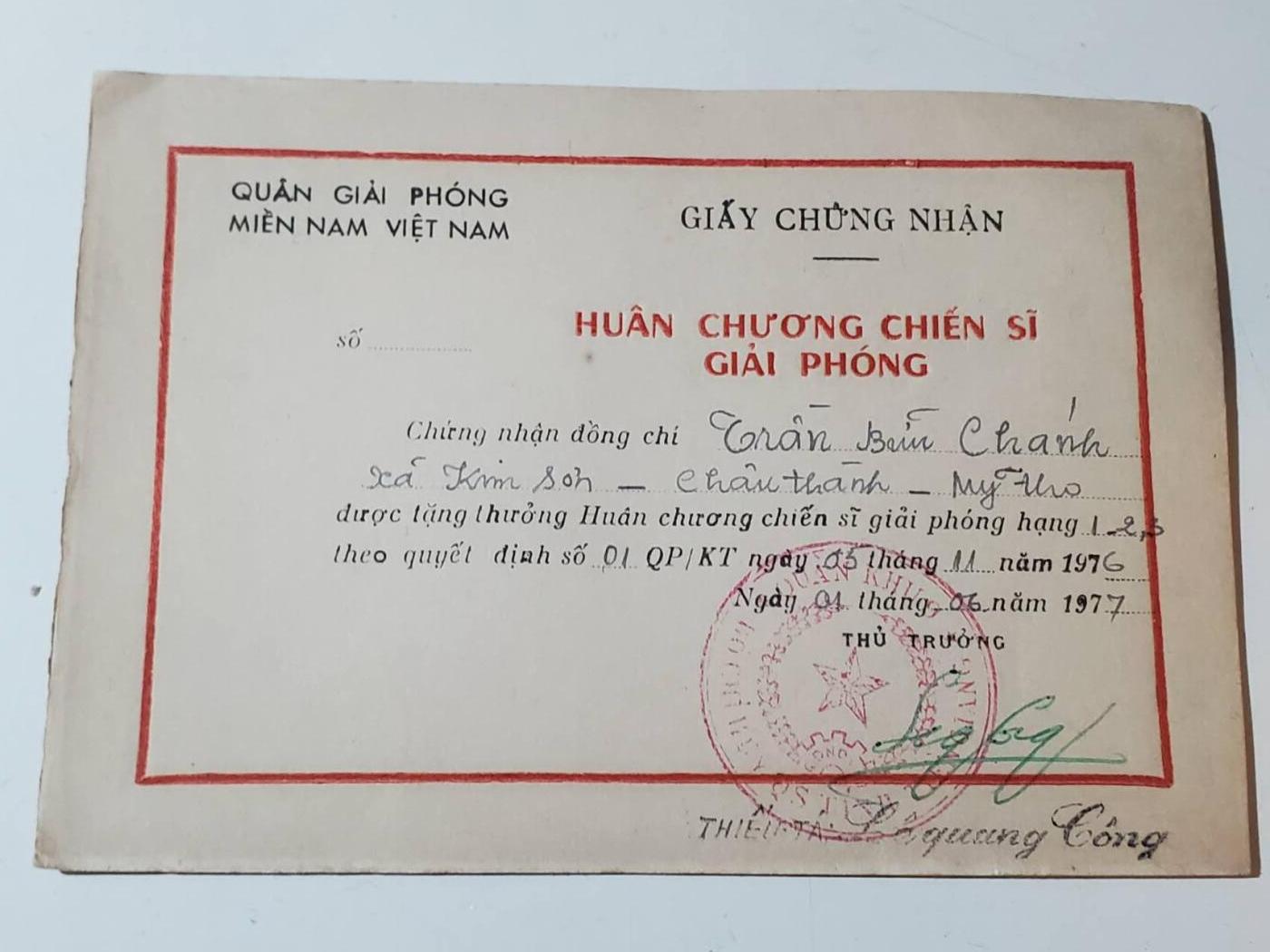 韵星假日军品类拍卖第42期 -- Rimey Holidays Militaria Auction 42 越南南方（越共）共和国二级解放战士勋章带证 带一二三级证 早期白铜版本 越战战时