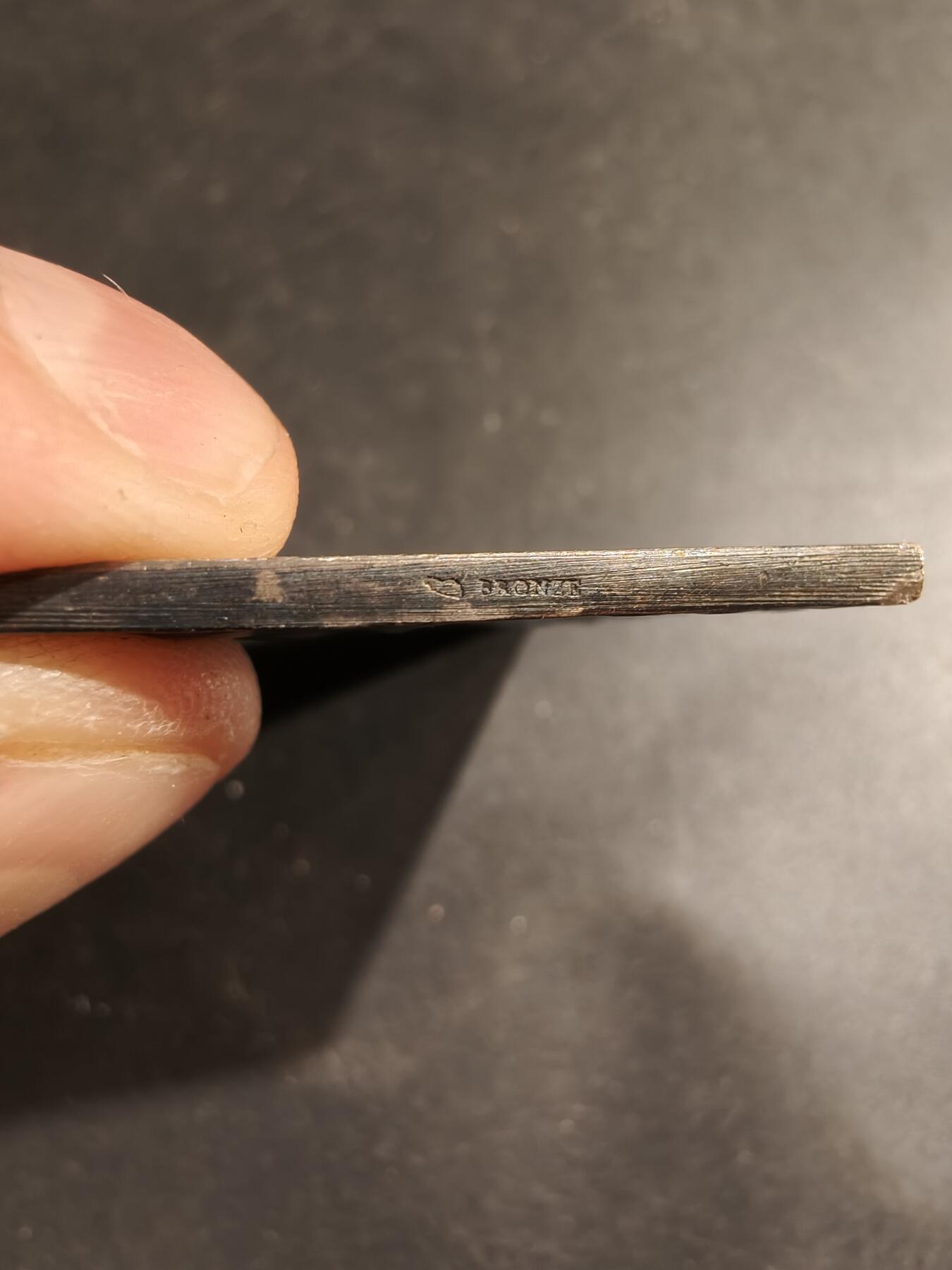 老王徽章第183期 法国巴黎1900国际博览会镀银方形大铜章      大师罗蒂作品     尺寸51×36mm     重量36.3g      原盒