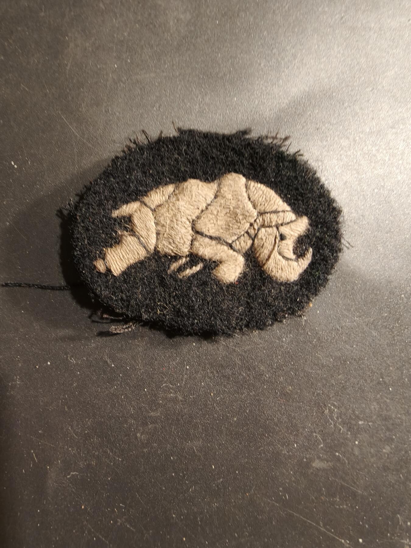 老王徽章第183期 二战时期英国陆军第1装甲师臂章     该部队成立于1937年，最初名为“移动师”，后来于1940年在法国参战。1941年，该部队被部署到北非，与意大利军队和德国着名的“非洲军团”作战 