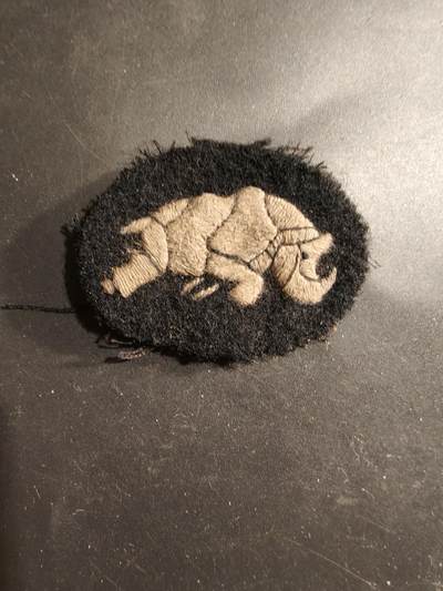 老王徽章第183期 - 二战时期英国陆军第1装甲师臂章     该部队成立于1937年，最初名为“移动师”，后来于1940年在法国参战。1941年，该部队被部署到北非，与意大利军队和德国着名的“非洲军团”作战 