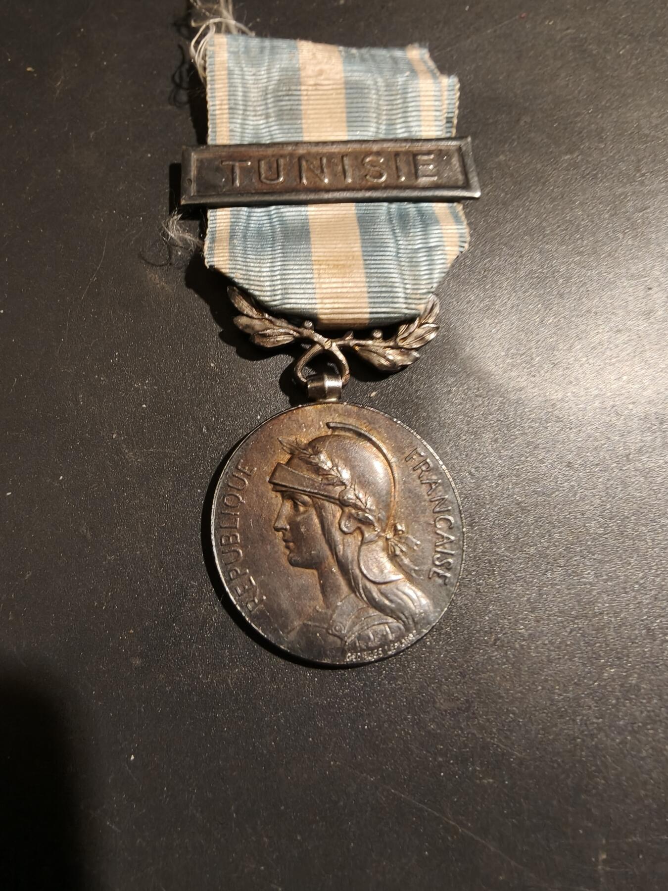 老王徽章第183期 法国殖民奖章    第一版双面叶子银质勋条   950银     突尼斯勋条     22.4g 
