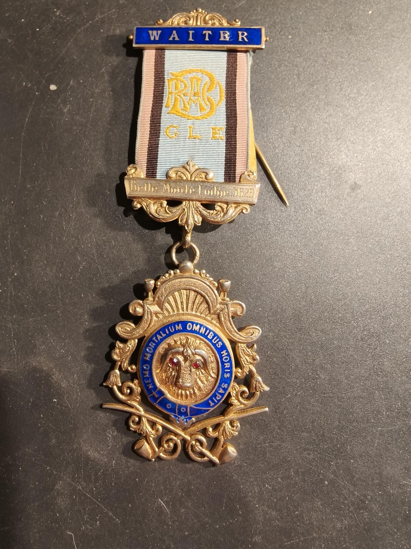 老王徽章第183期 英国共济会奖章    原盒     925银镀金珐琅     37.8g