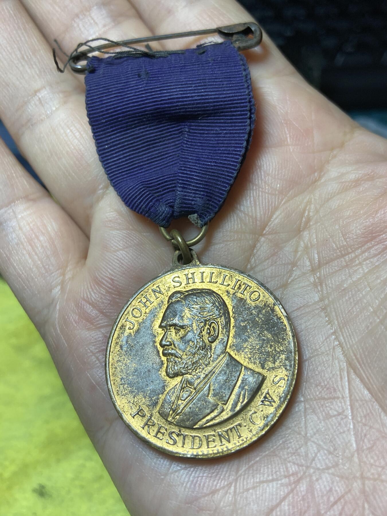 2026年第二十九场(总第一百九十八场）英国一线回流散币新年初九特拍场第一场(免佣金) 铜镀金材质–英国🇬🇧合作批发协会1913年成立50周年金禧纪念章