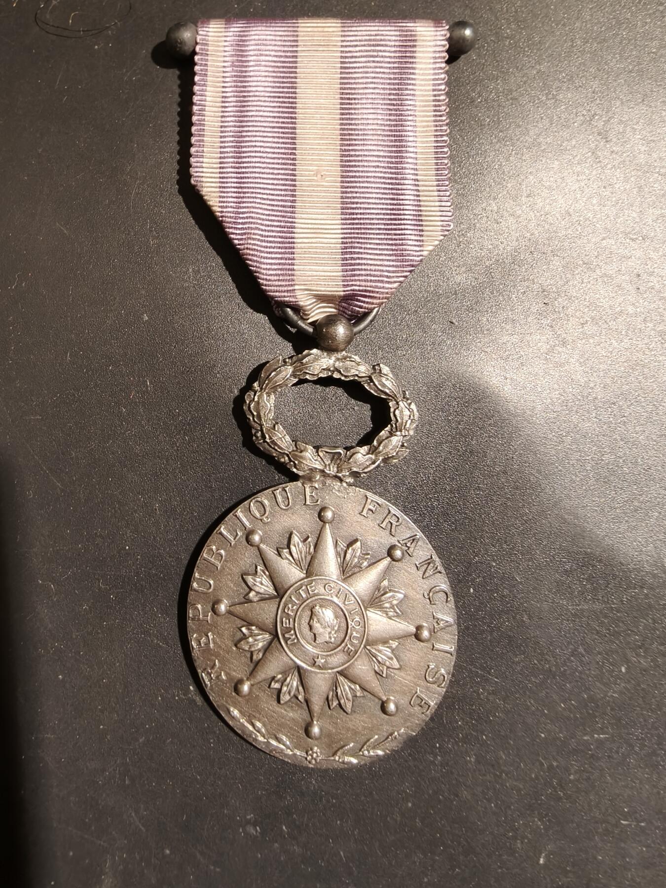 老王徽章第183期 法国银级社会互助和慈善联盟纪念章