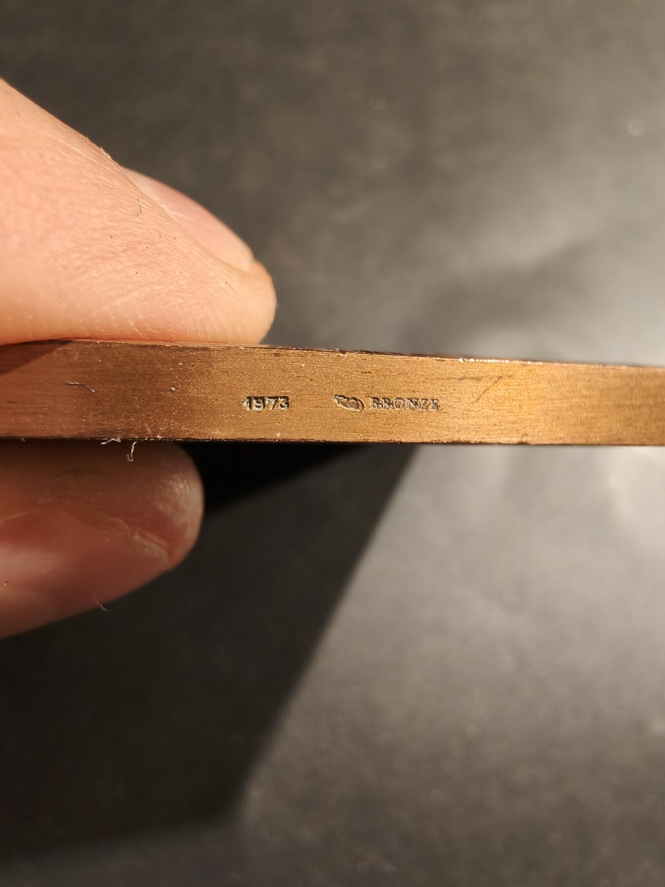 老王徽章第183期 法国通用电力公司方形大铜章     B.LIn作品     尺寸68×62mm     重量195g