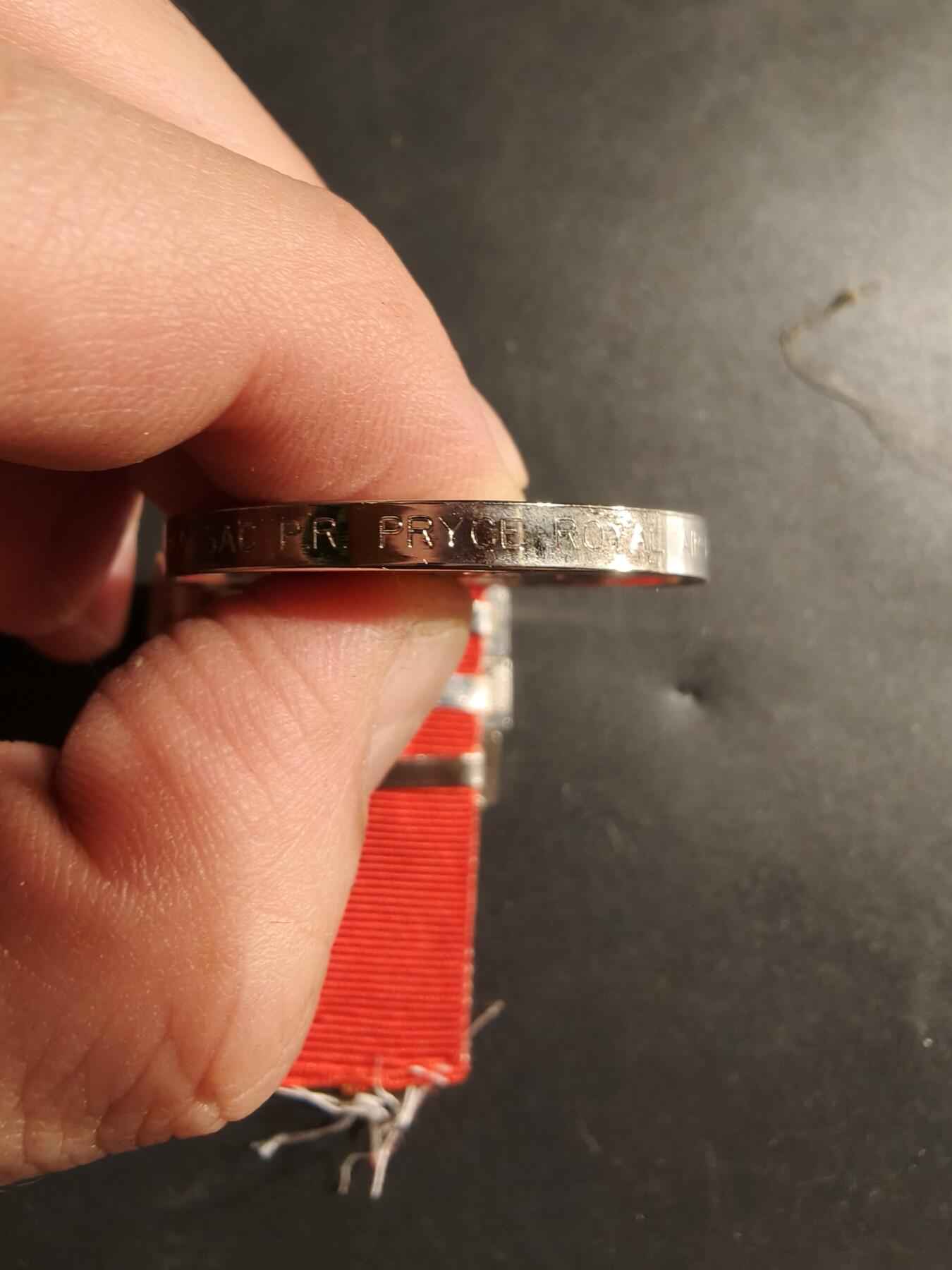 老王徽章第183期 英国冷战胜利纪念章    皇家空军版     皇家空军战斗机司令部、第43战斗机中队、皇家空军“战斗公鸡”中队3勋条     带边铭     同一人获得