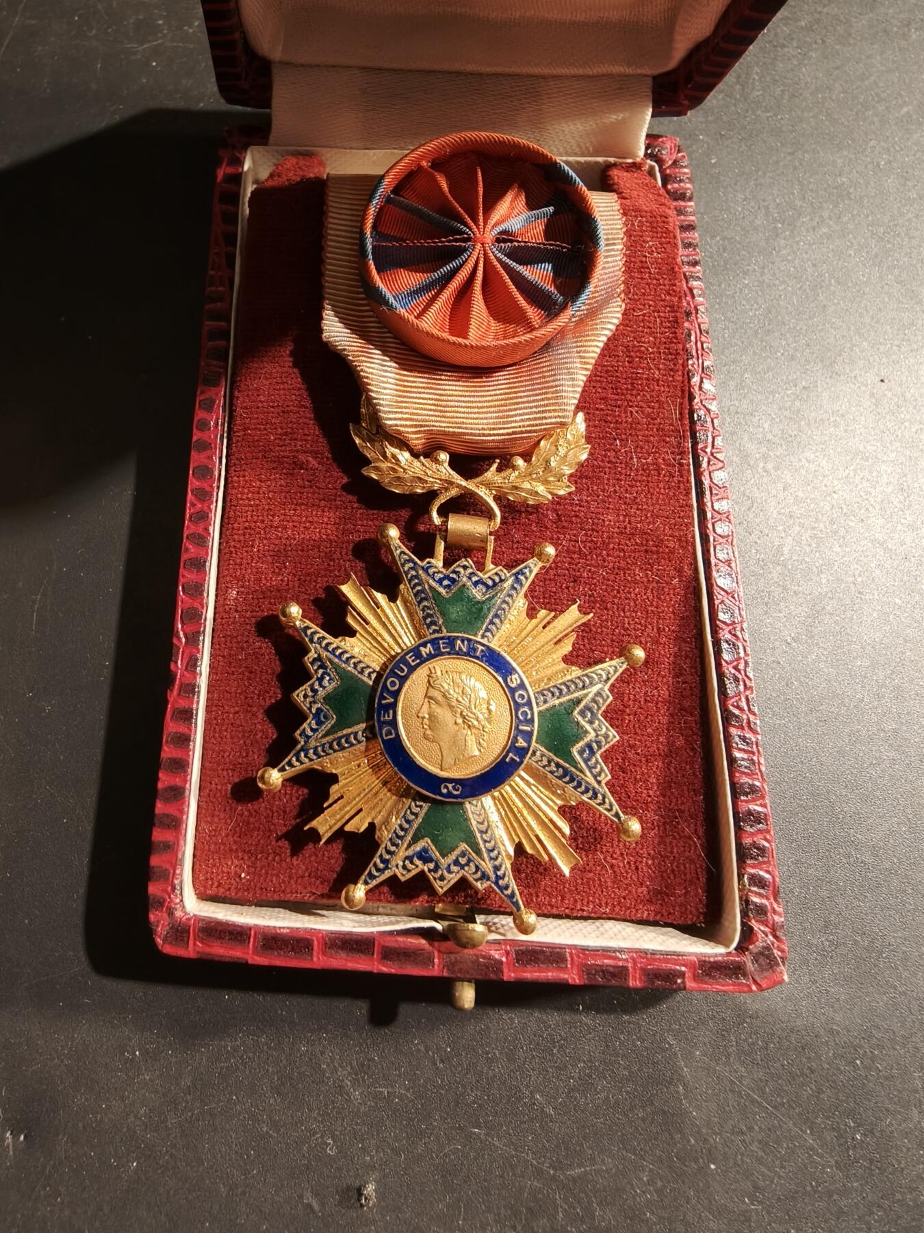 老王徽章第183期 法国军官级社会奉献勋章    原盒