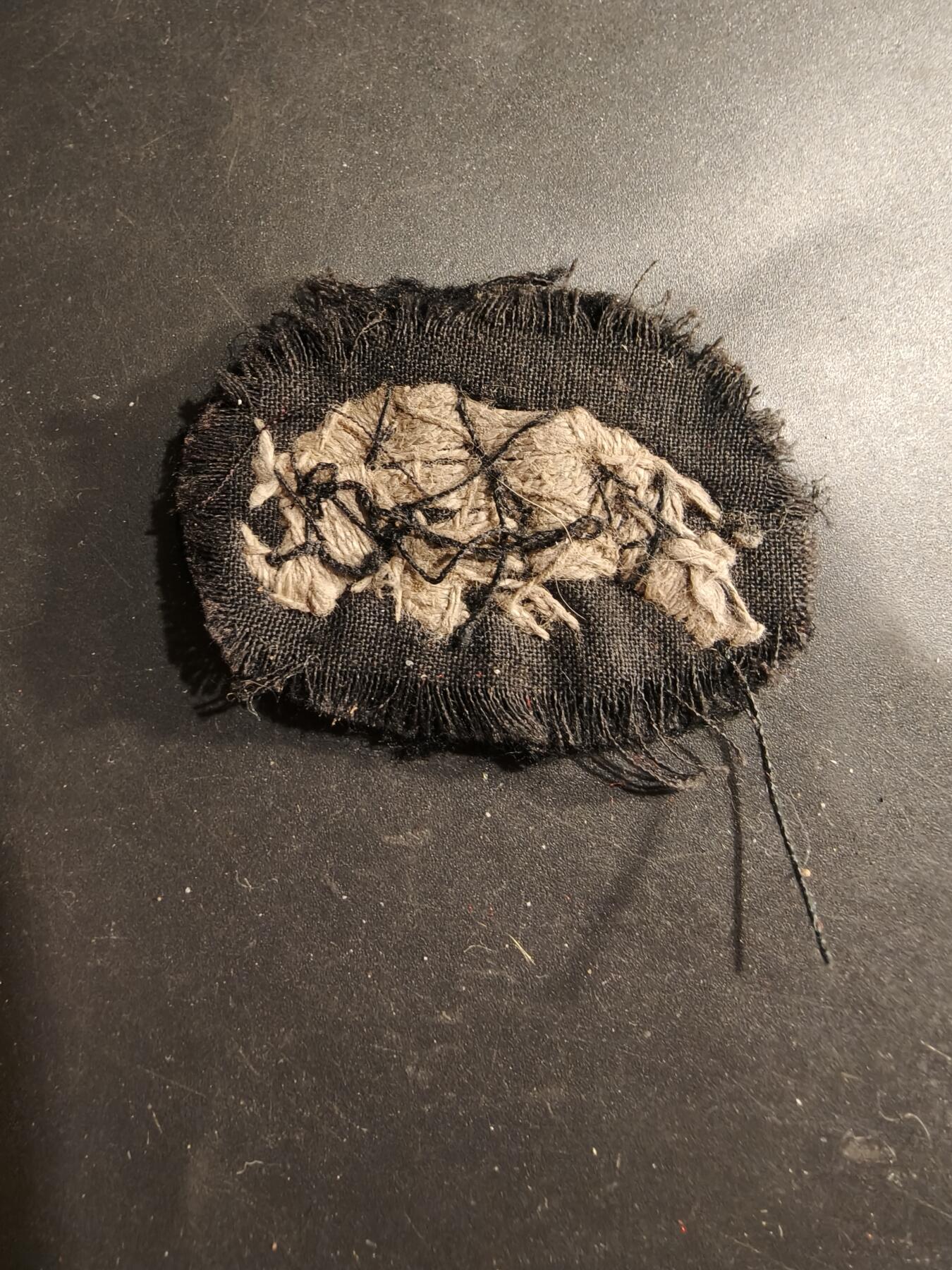 老王徽章第183期 二战时期英国陆军第1装甲师臂章     该部队成立于1937年，最初名为“移动师”，后来于1940年在法国参战。1941年，该部队被部署到北非，与意大利军队和德国着名的“非洲军团”作战 