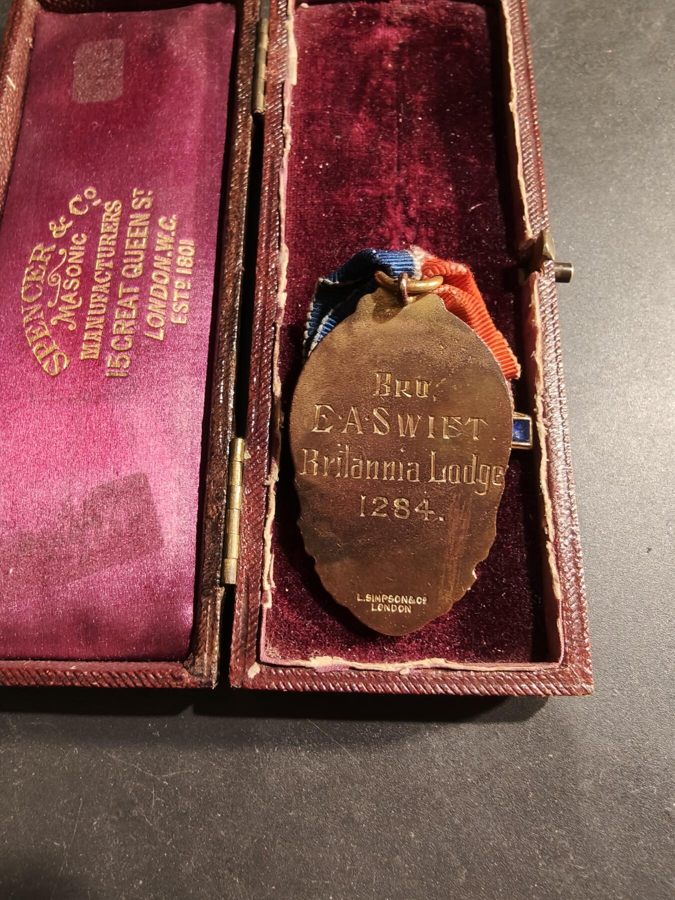 老王徽章第183期 英国皇家野牛兄弟会庆祝国王乔治六世加冕纪念章     实发版本     原盒        