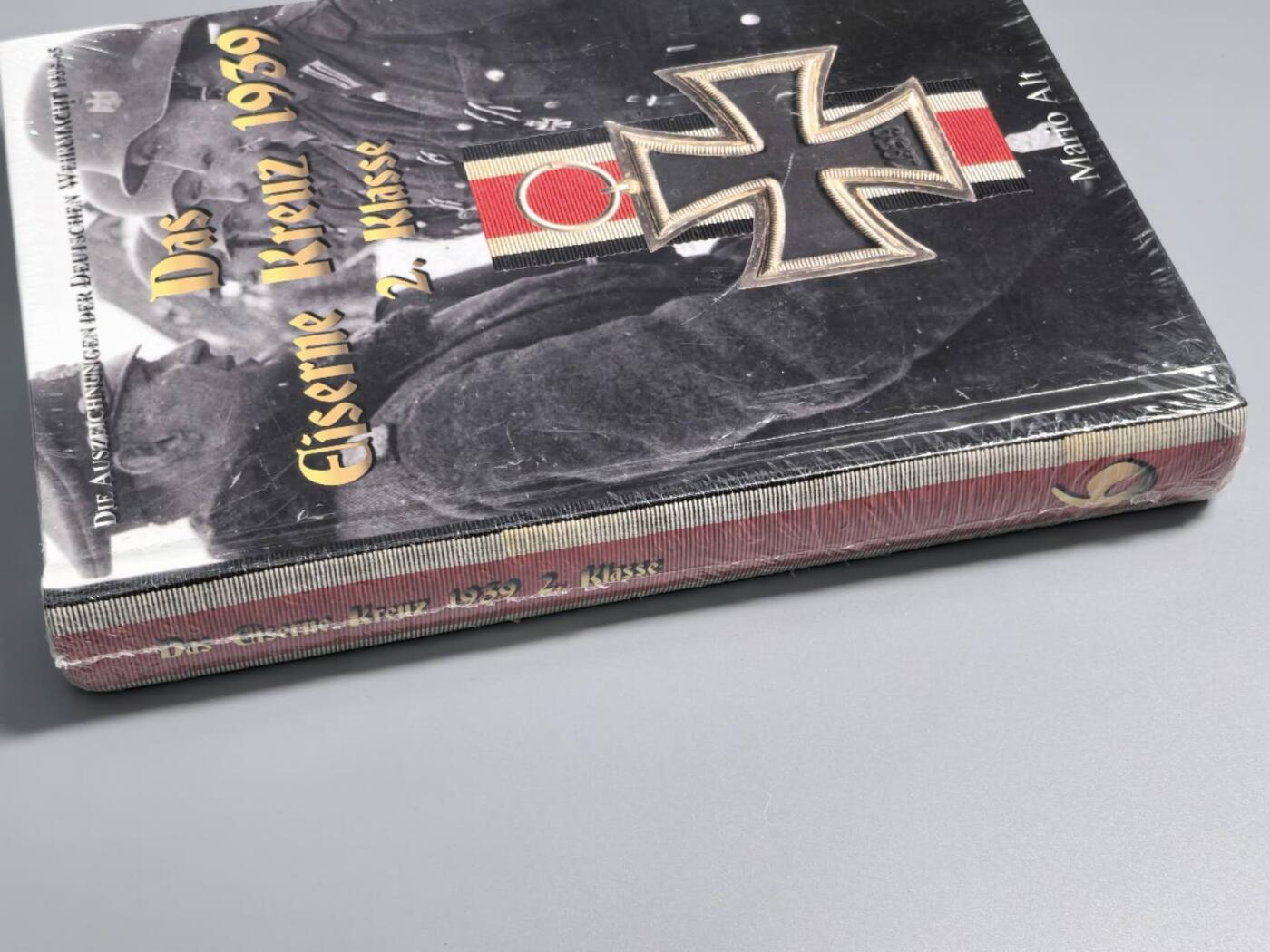 小驴勋章奖章收藏2月22日周日晚六点拍卖（珍爱和平，收藏战争，铭记历史，勿忘国耻，忠党爱国。有偿代拍，送拍规则在简介最后，参拍须阅读规则后再参拍，关系到运费包装发货时效真假辨别等关键信息，拍卖时不再发原图，看大图店主微信码在拍卖店铺介绍里） 《德国WWII二级铁十字勋章》2015版专业二级铁十字书籍，内容涵盖各厂铁十字各版本特征和纸袋实例，未拆封