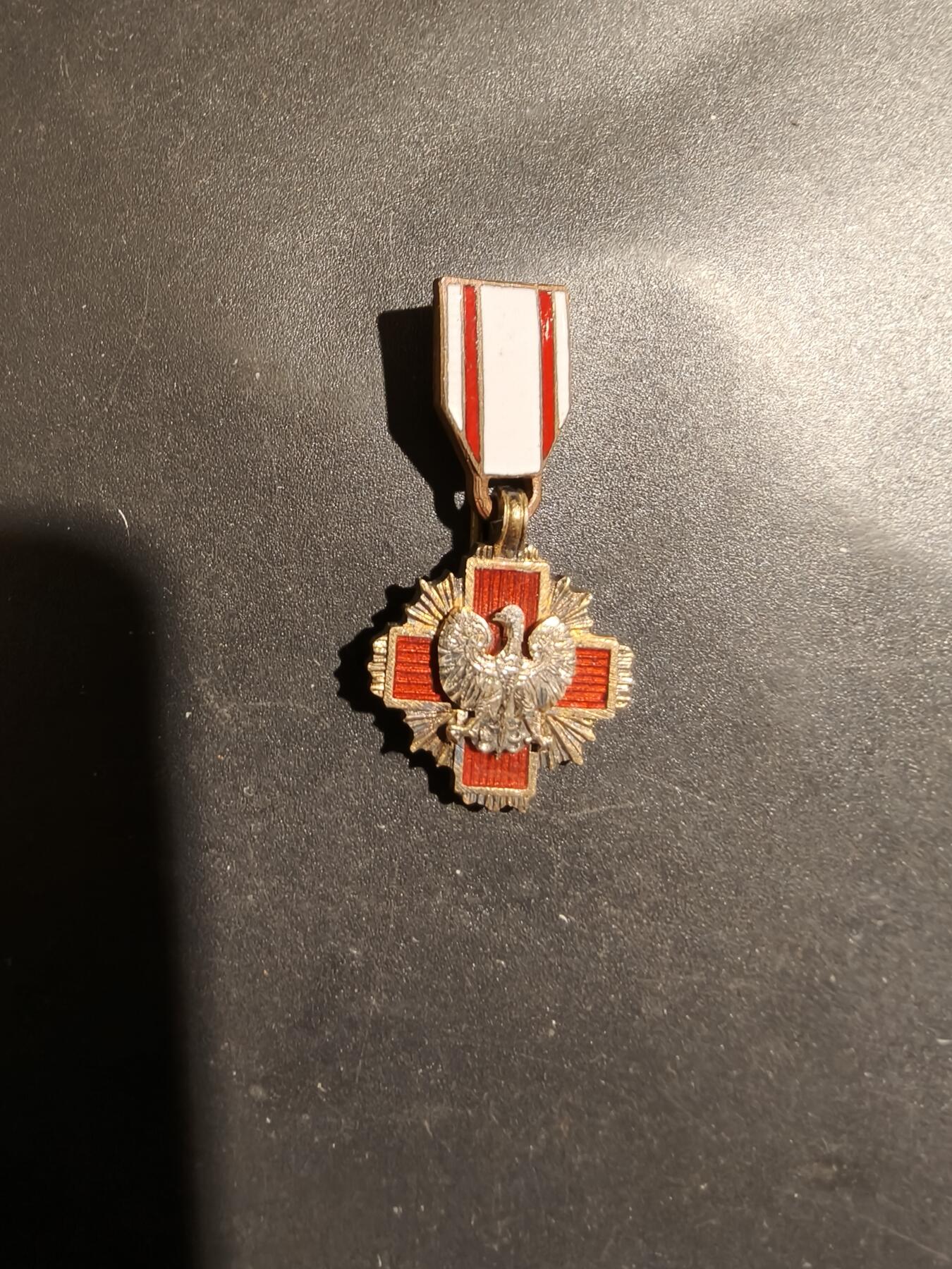 老王徽章第183期 波兰铜级红十字会勋章迷你针插
