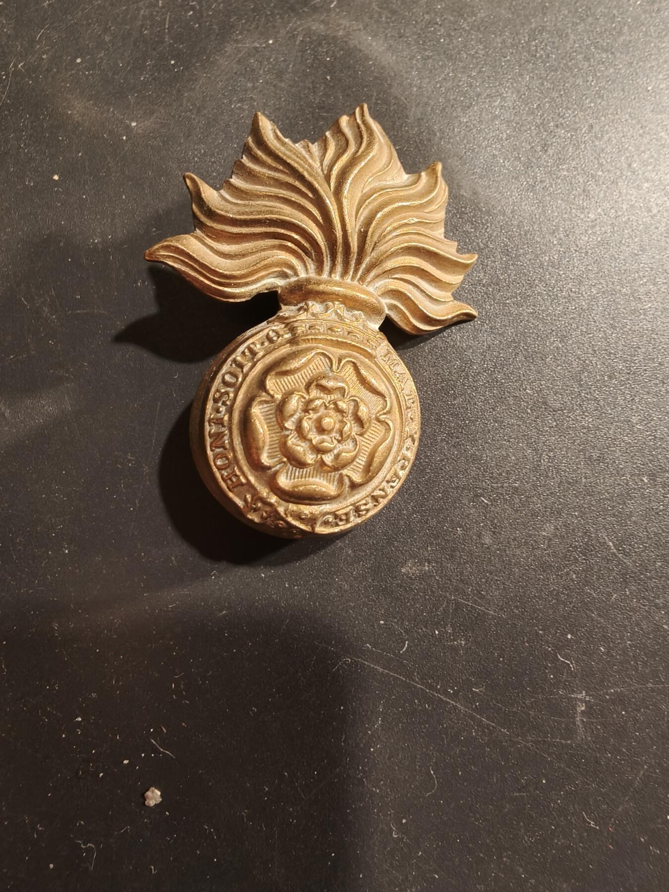 老王徽章第183期 英国皇家燧发枪团帽徽    一战时期