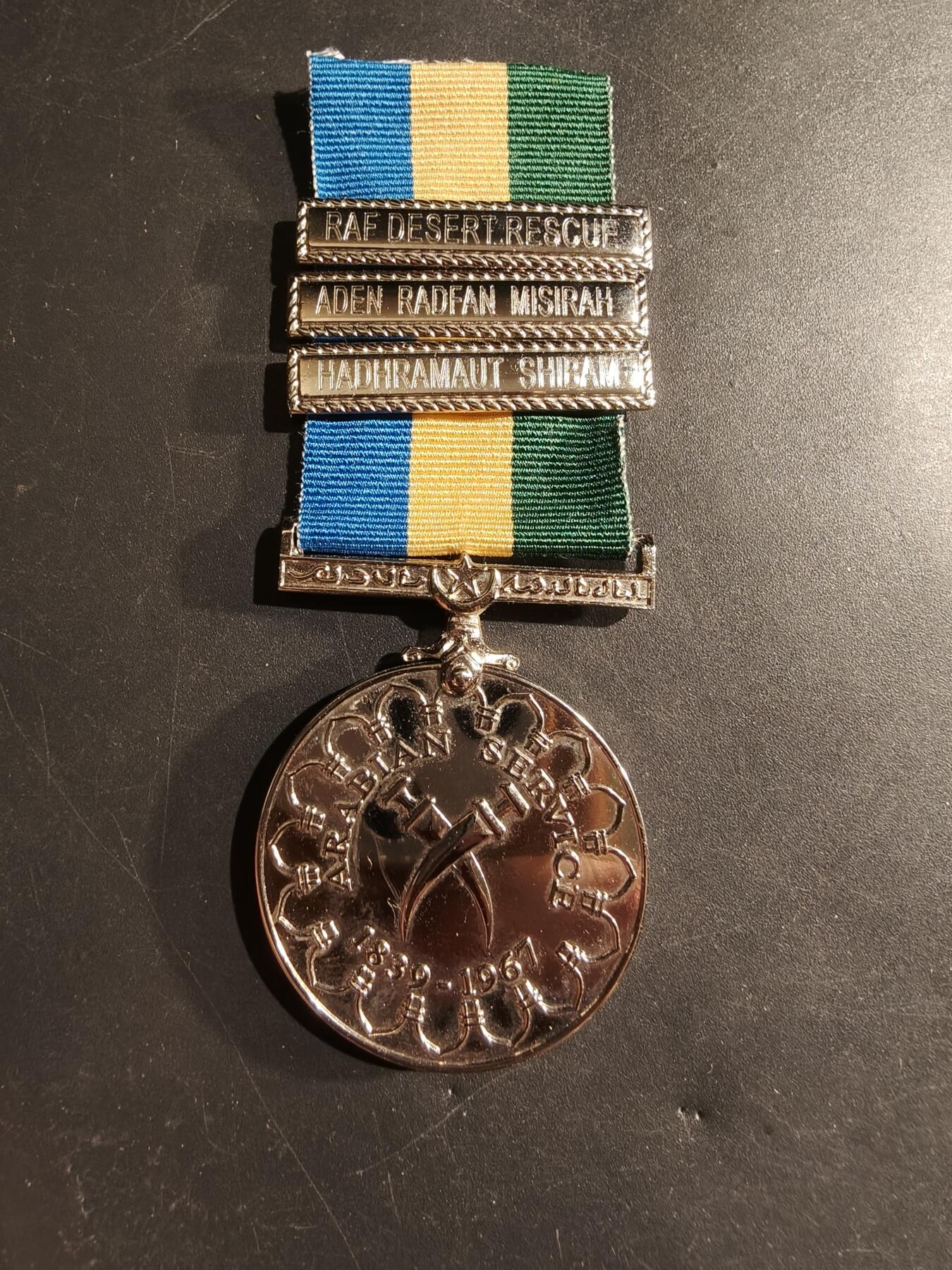 老王徽章第183期 英国阿拉伯服役奖章     皇家空军沙漠救援、亚丁·拉德凡·米西拉、哈德拉毛·希巴姆3勋条，带边铭    皇家空军同一人获得     该官兵曾于60年代在也门地区参加镇压也门反英独立运动