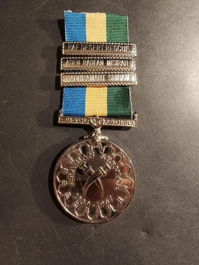 老王徽章第183期 - 英国阿拉伯服役奖章     皇家空军沙漠救援、亚丁·拉德凡·米西拉、哈德拉毛·希巴姆3勋条，带边铭    皇家空军同一人获得     该官兵曾于60年代在也门地区参加镇压也门反英独立运动