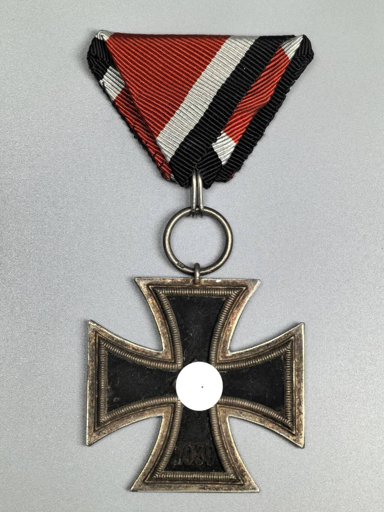 小驴勋章奖章收藏2月22日周日晚六点拍卖（珍爱和平，收藏战争，铭记历史，勿忘国耻，忠党爱国。有偿代拍，送拍规则在简介最后，参拍须阅读规则后再参拍，关系到运费包装发货时效真假辨别等关键信息，拍卖时不再发原图，看大图店主微信码在拍卖店铺介绍里） 得三EKII，环打27厂标，铁质核心黑漆，后配绶带