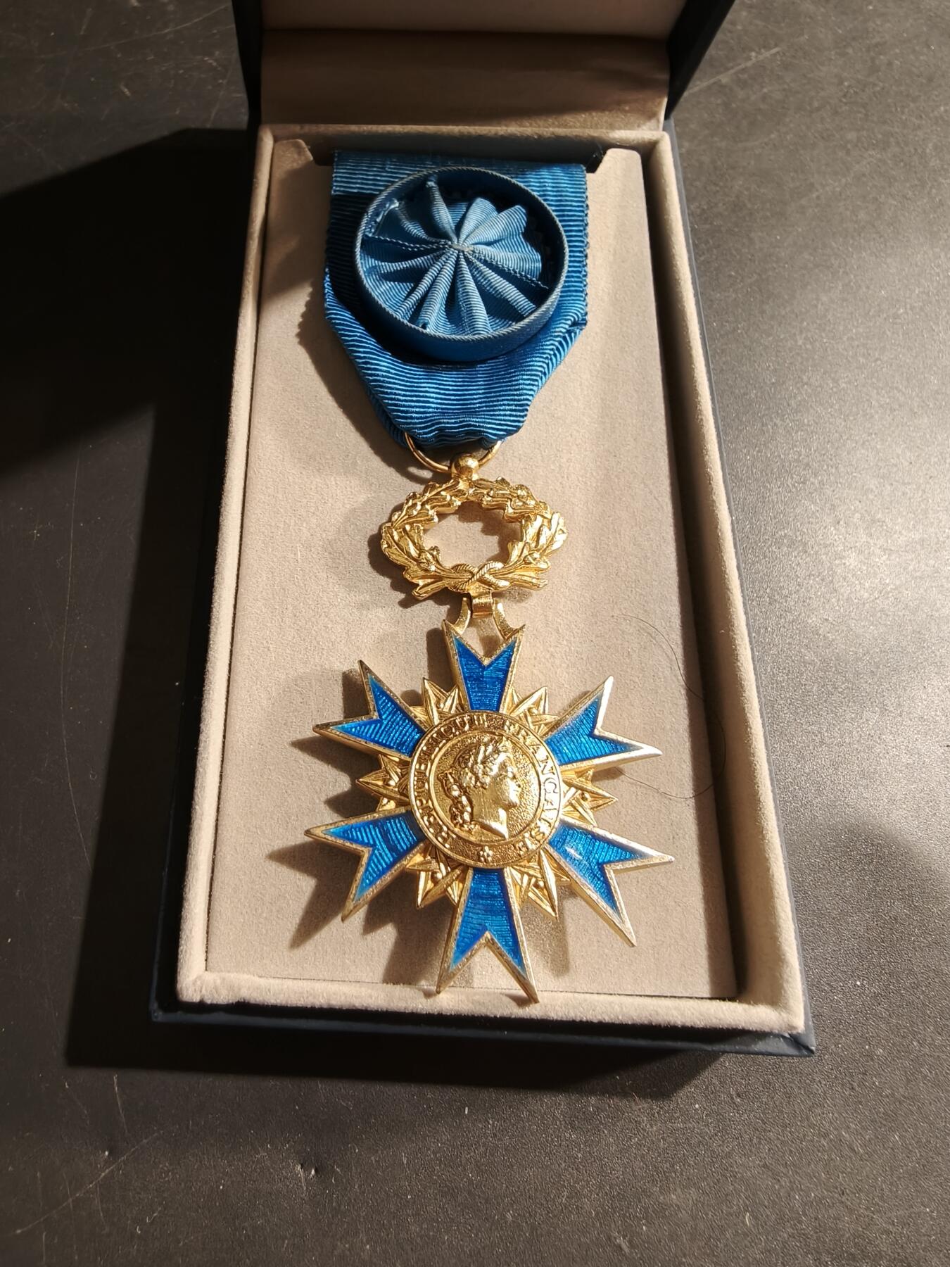 老王徽章第183期 法国军官级国家功勋勋章    原盒    早期950银镀金珐琅     29.2g