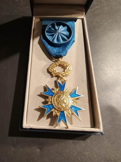 老王徽章第183期 - 法国军官级国家功勋勋章    原盒    早期950银镀金珐琅     29.2g