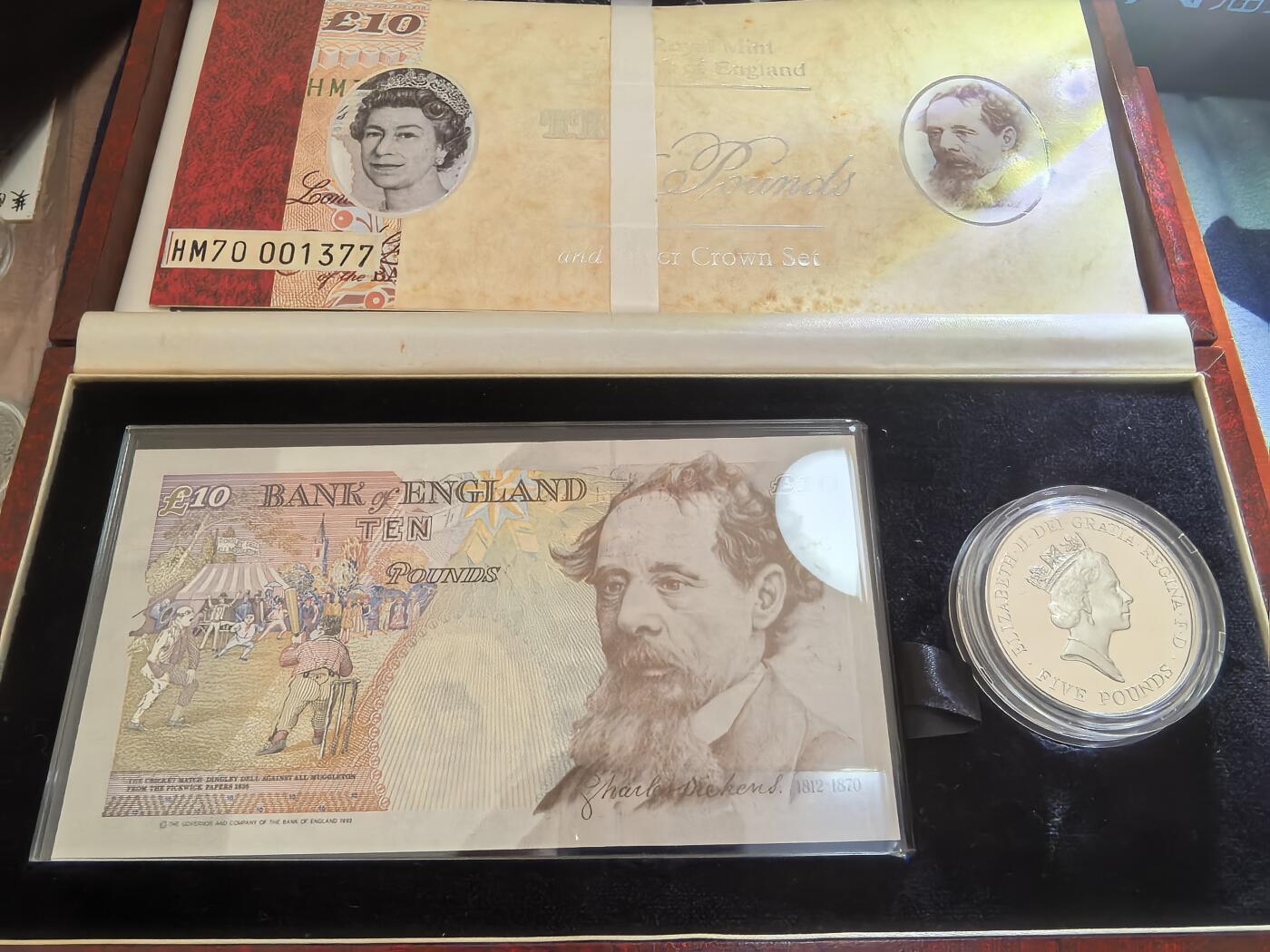 长老汇马年精选第五场拍卖 1996英国女王诞辰70周年10英镑纸币+5英镑精制银币套装，纸币编号是女王专用的HM=Her Majesty，小号，很多小号都是慈善晚会捐款用的，限量发行；银币28.28克925银（1）