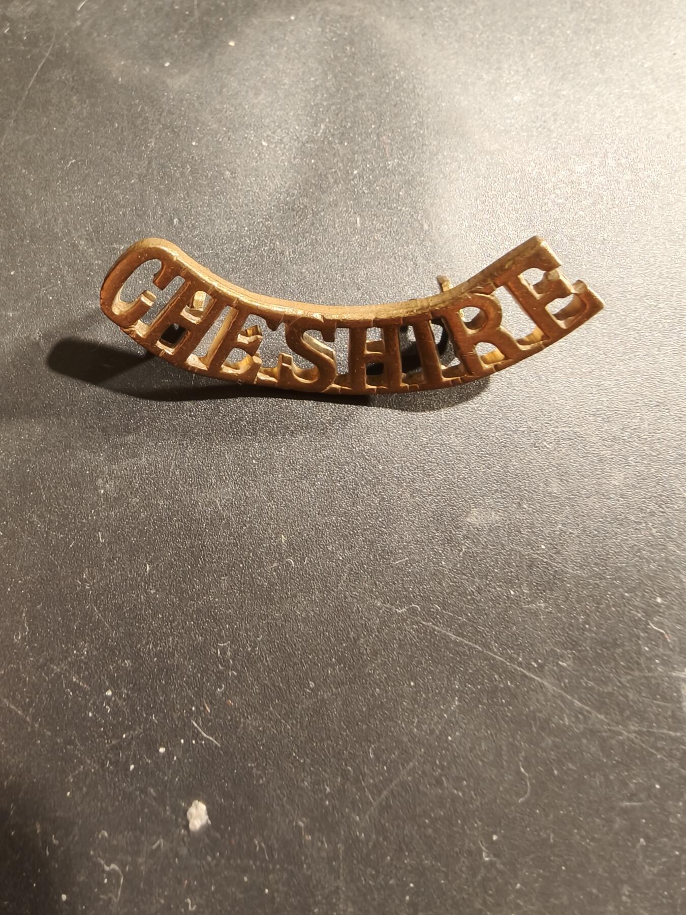 老王徽章第183期 英国柴郡步兵团肩章一组     一战时期