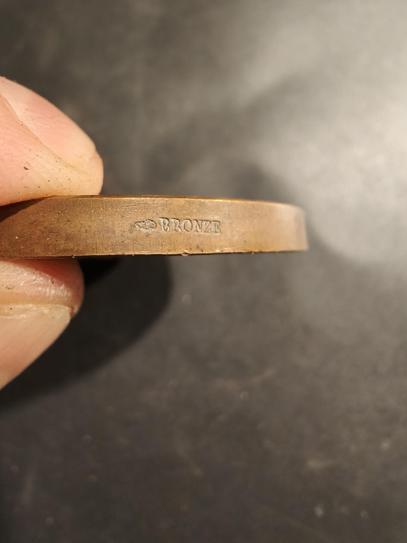 老王徽章第183期 法国1900年《小日报》“智力竞赛与问题大奖赛”大铜章      原盒，盒子连接处松动     直径58mm    重量101.7g